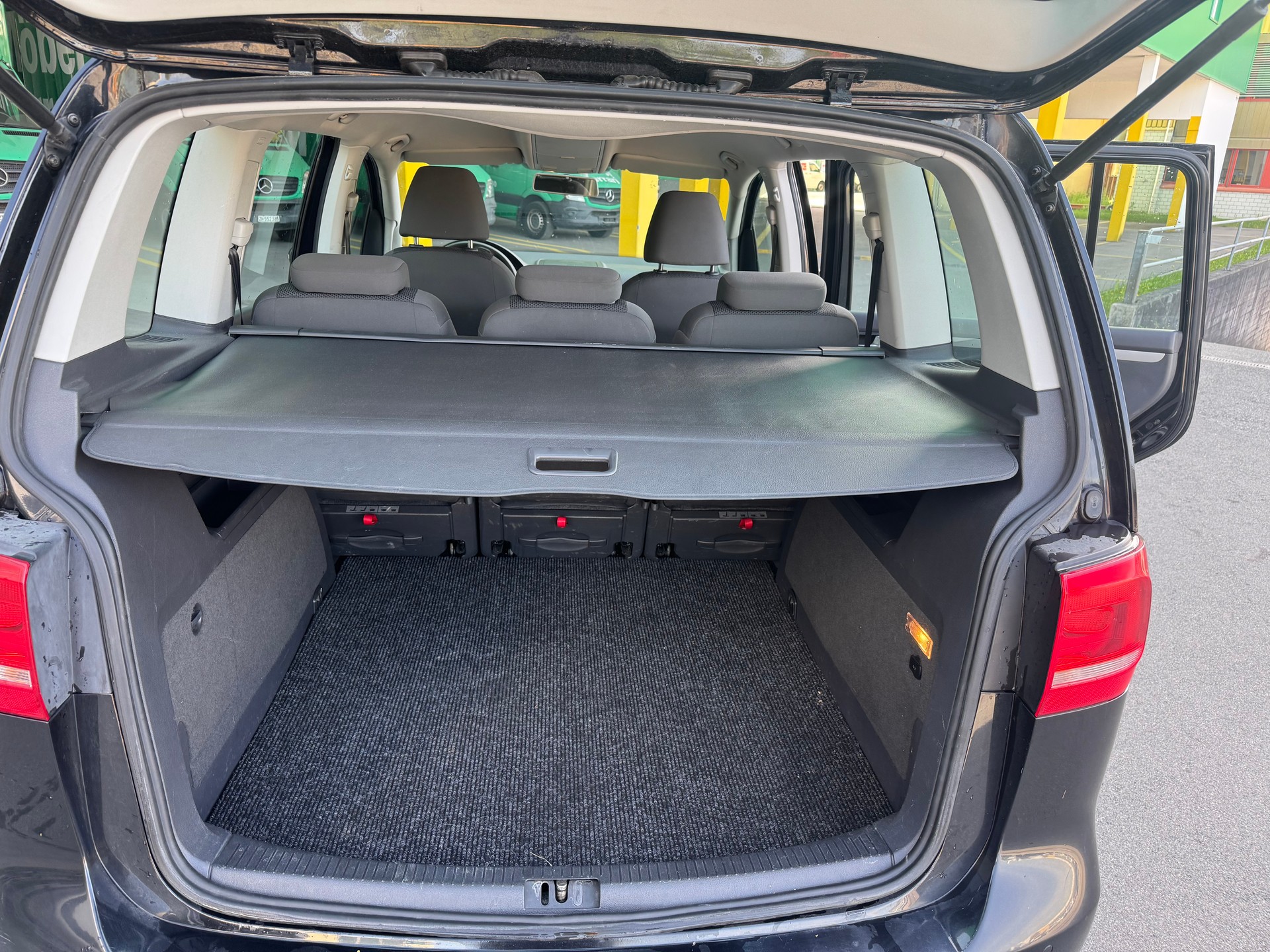 VW Touran 1.6 TDI BlueMotion Technology Trendline-image-8