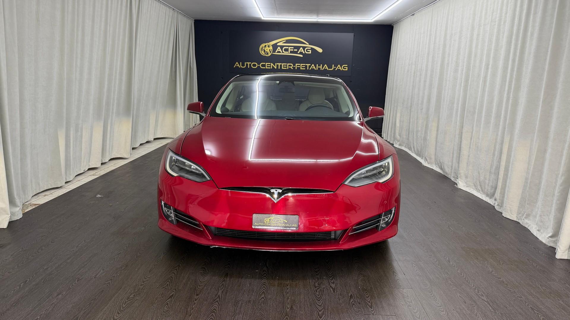 TESLA Model S 100 D-showroom-element-1