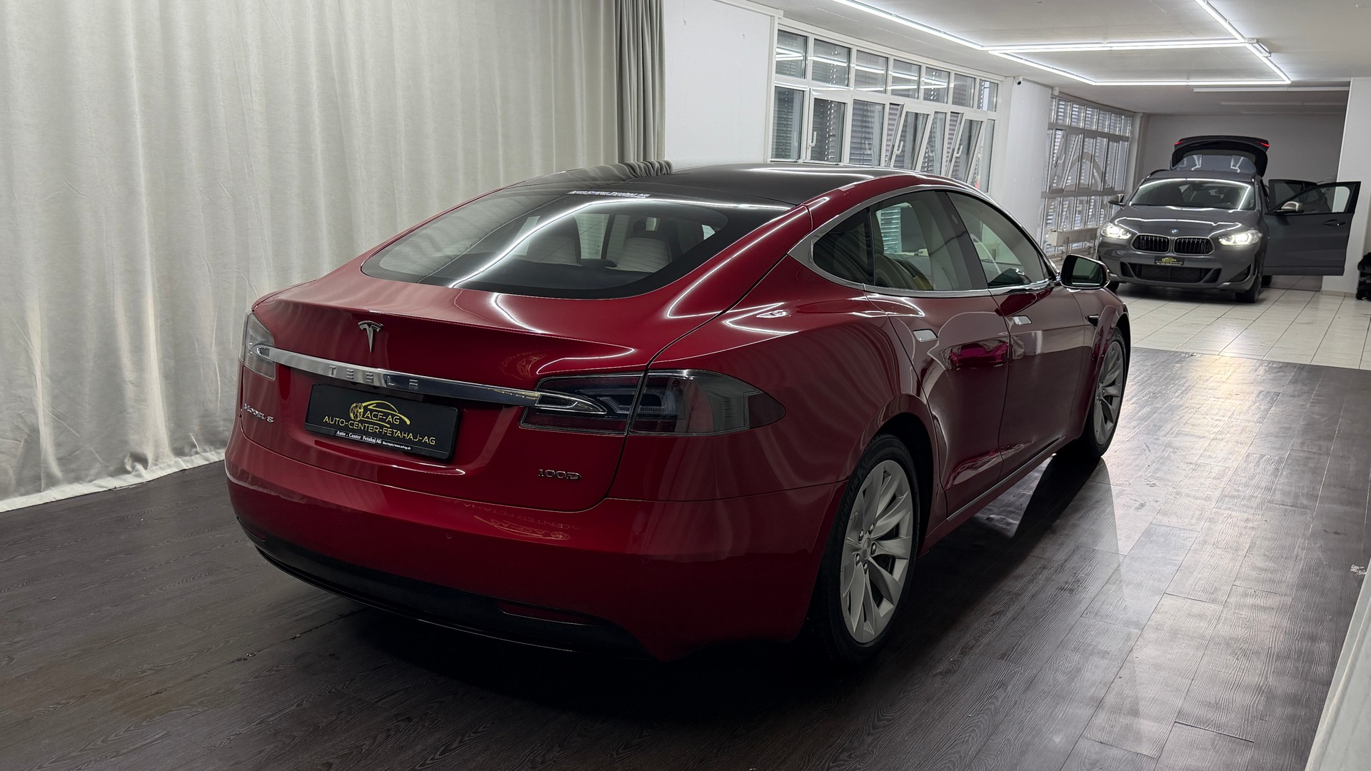 TESLA Model S 100 D-showroom-element-3