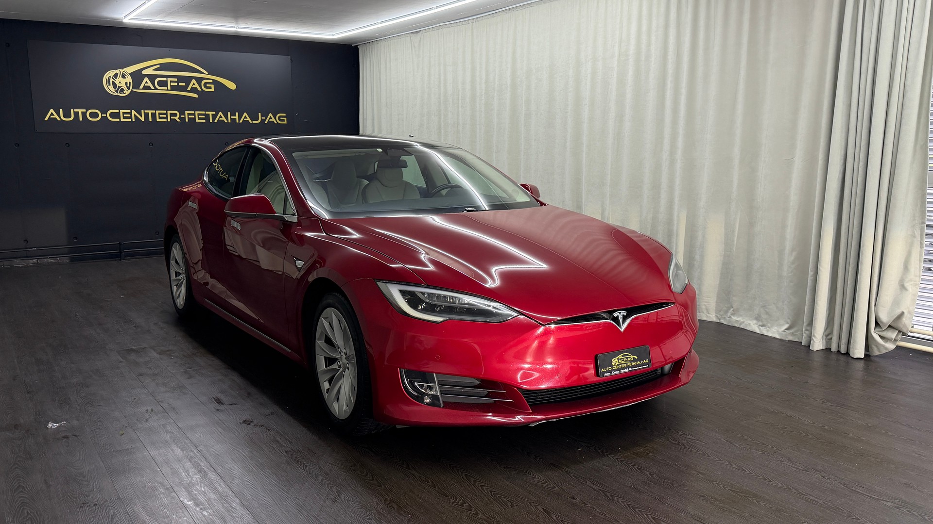 TESLA Model S 100 D-showroom-element-2