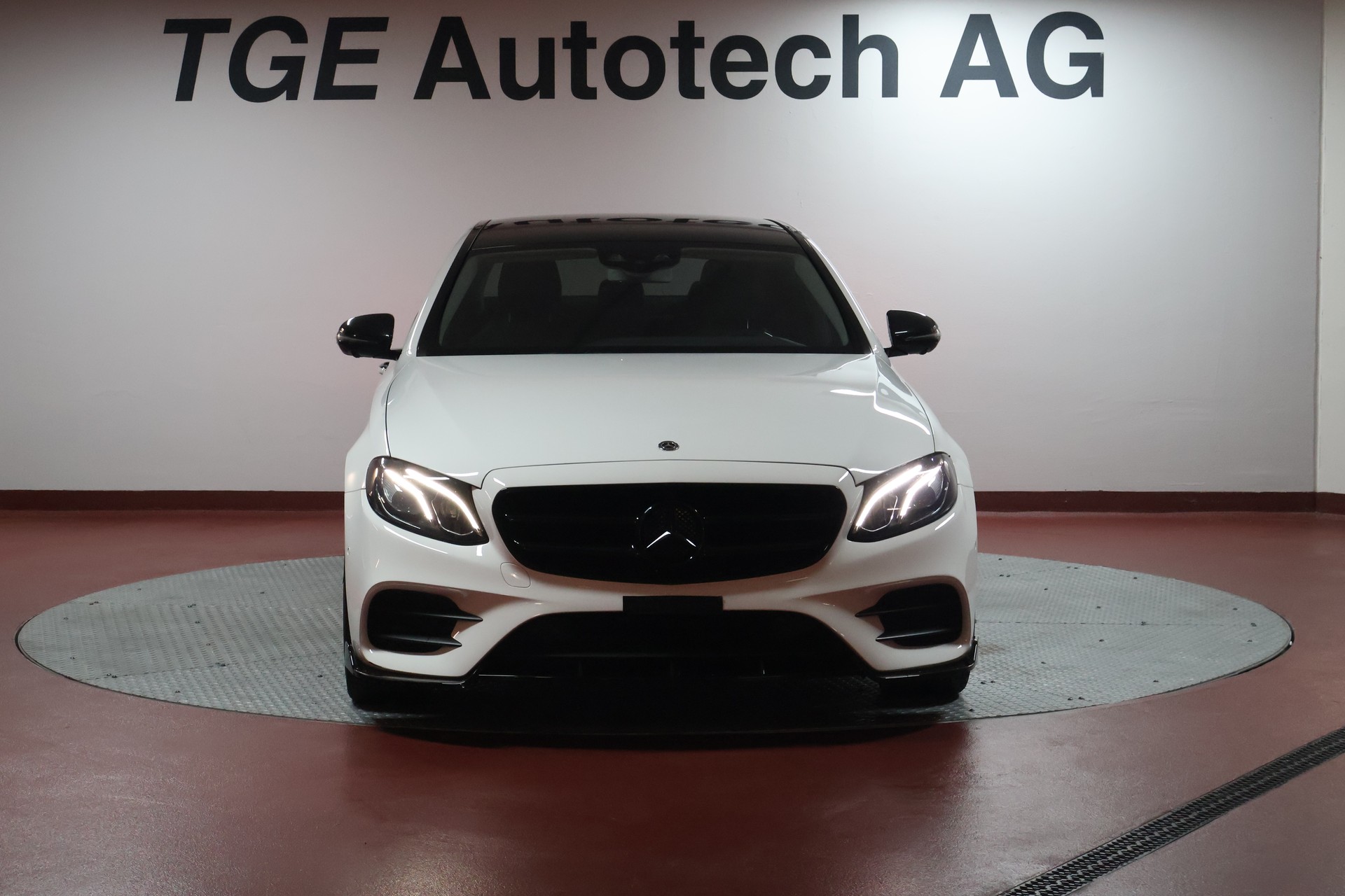 MERCEDES-BENZ E 200 9G-Tronic-showroom-element-1