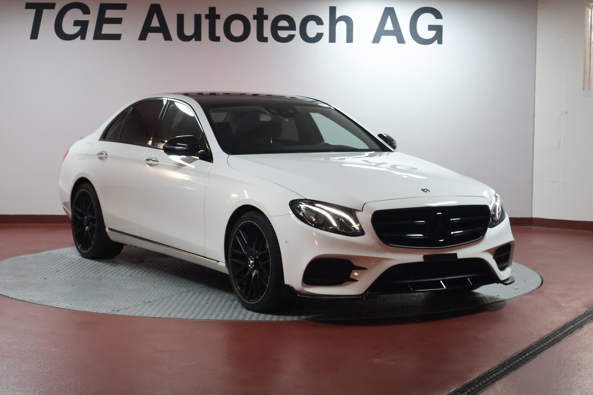 MERCEDES-BENZ E 200 9G-Tronic-showroom-element-2