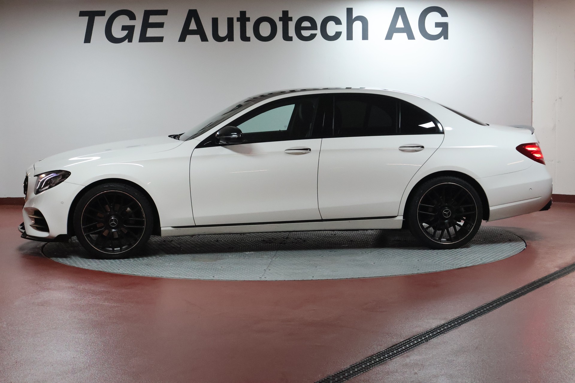 MERCEDES-BENZ E 200 9G-Tronic-showroom-element-3