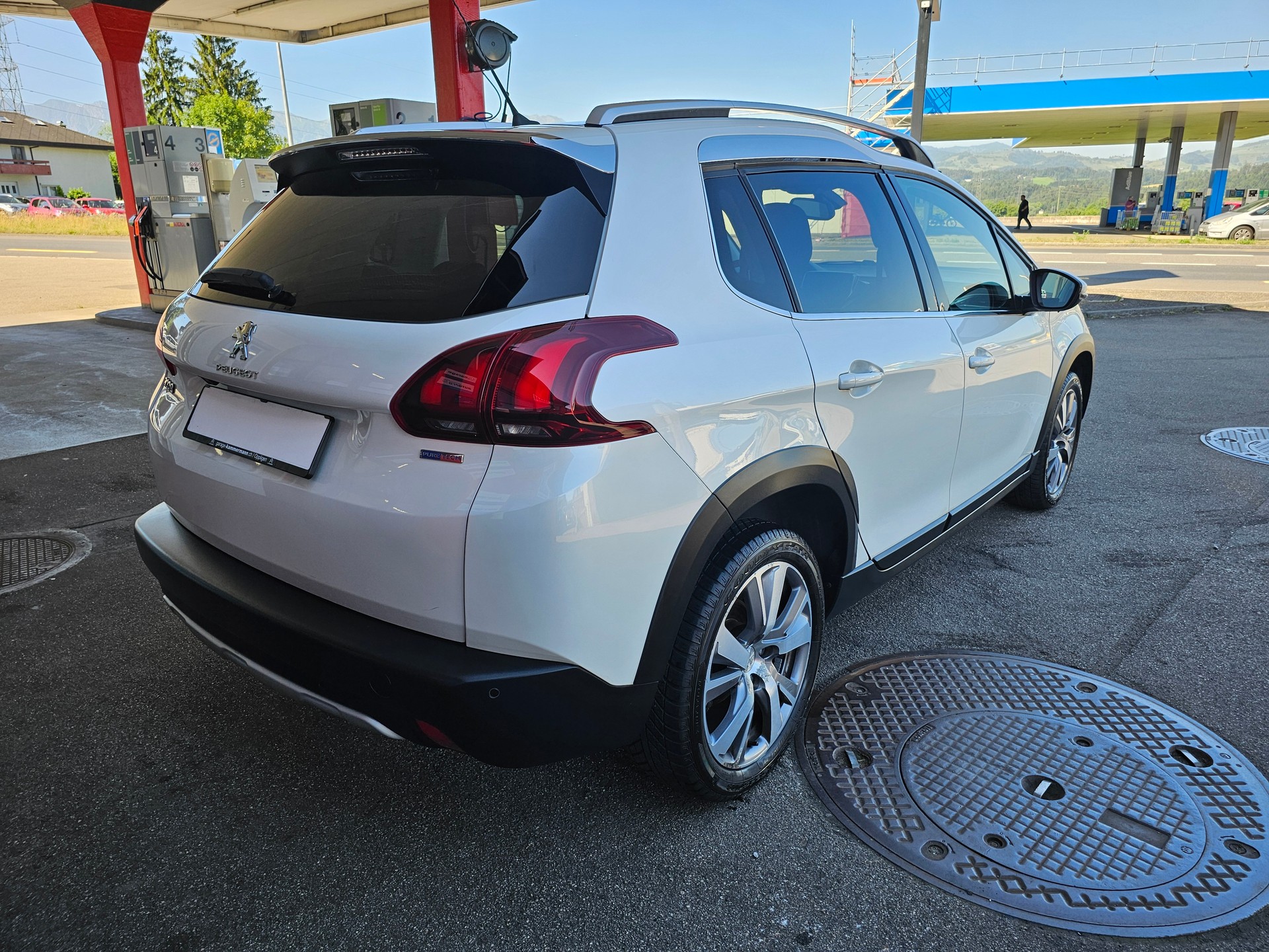 PEUGEOT 2008 1.2 PureTech Allure EAT6-image-4