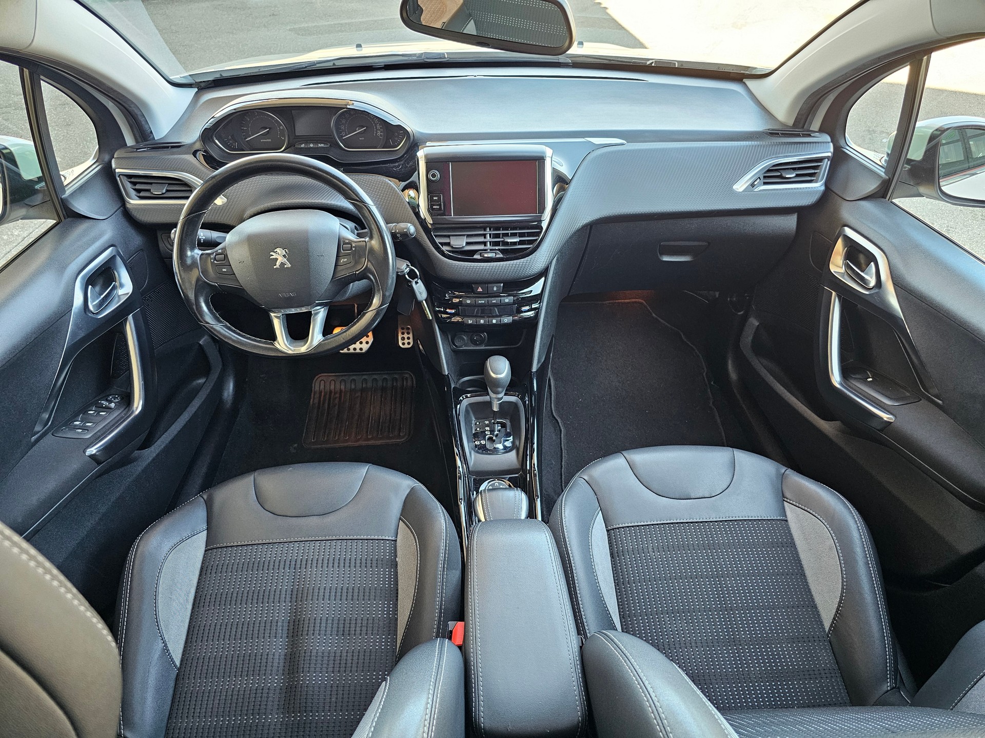 PEUGEOT 2008 1.2 PureTech Allure EAT6-image-7