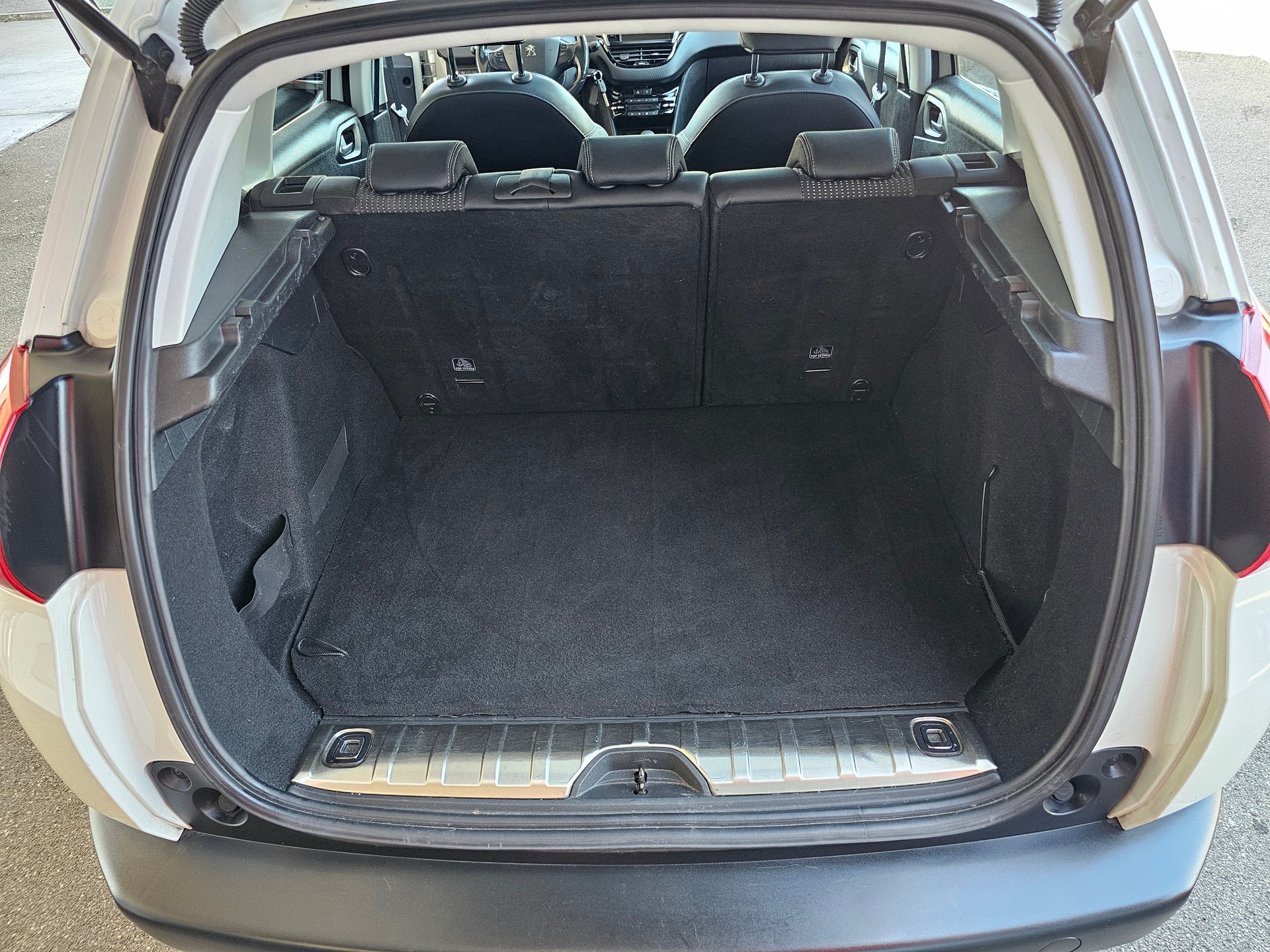 PEUGEOT 2008 1.2 PureTech Allure EAT6-image-10