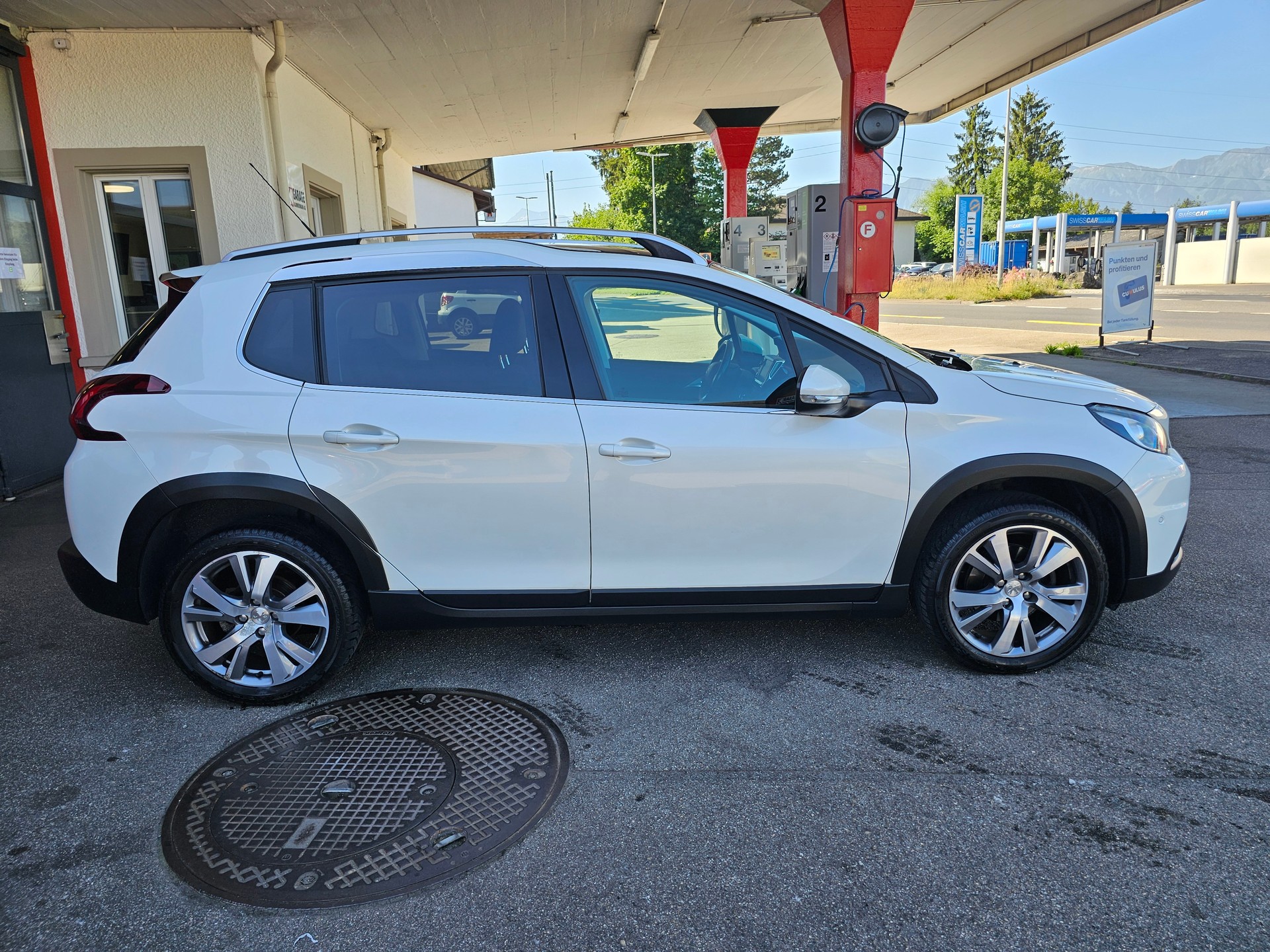 PEUGEOT 2008 1.2 PureTech Allure EAT6-image-5