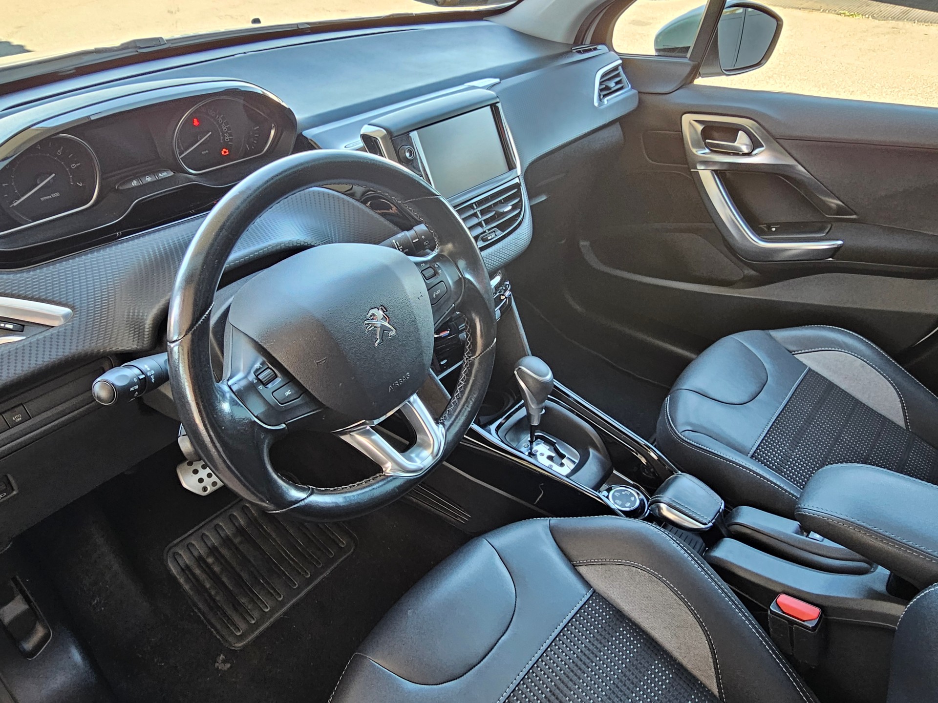 PEUGEOT 2008 1.2 PureTech Allure EAT6-image-11