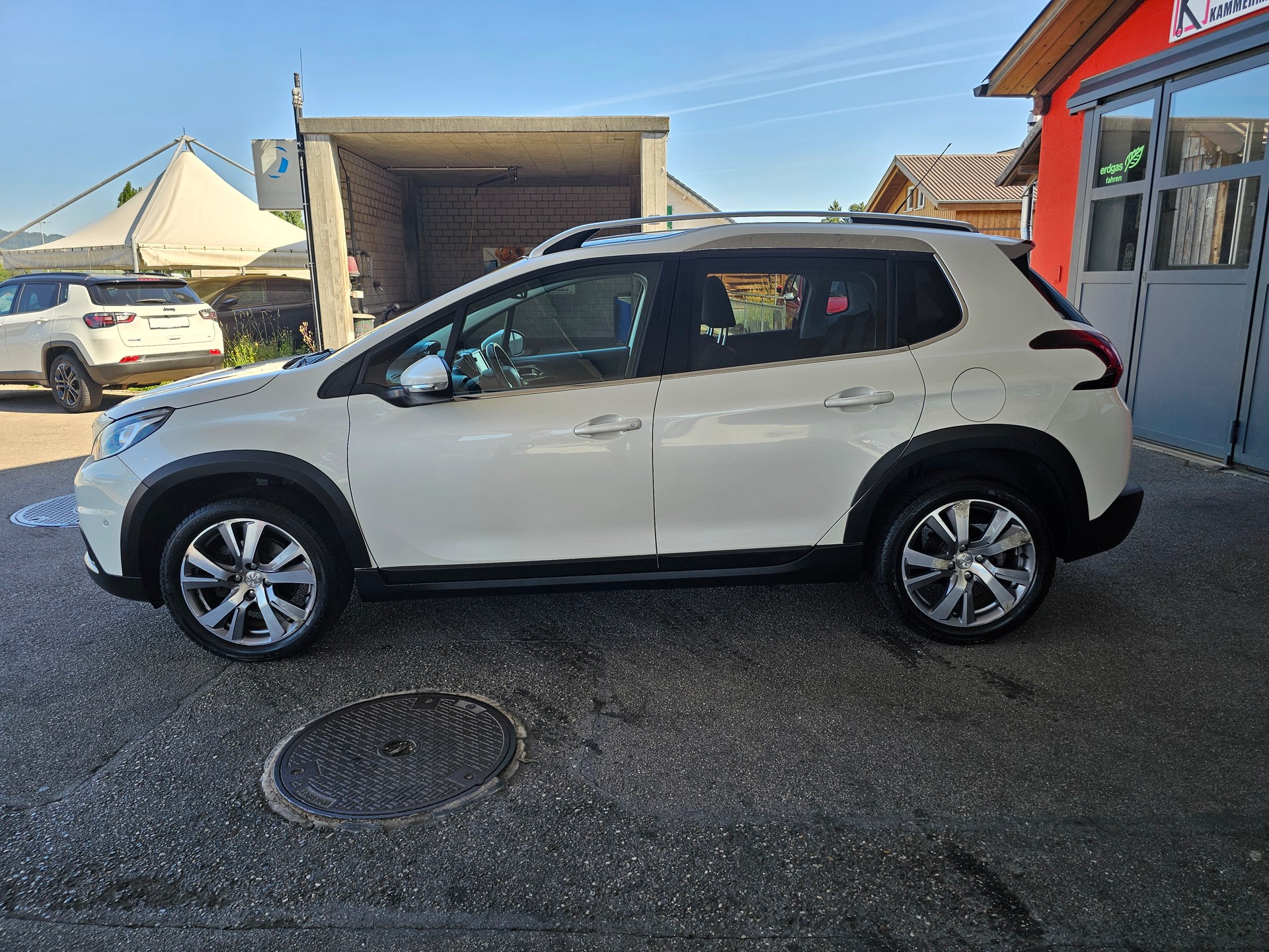 PEUGEOT 2008 1.2 PureTech Allure EAT6-image-2