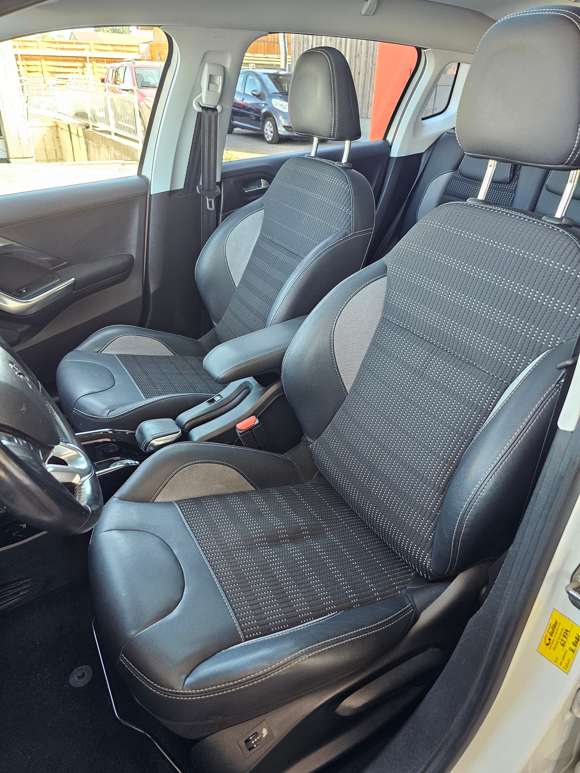 PEUGEOT 2008 1.2 PureTech Allure EAT6-image-9
