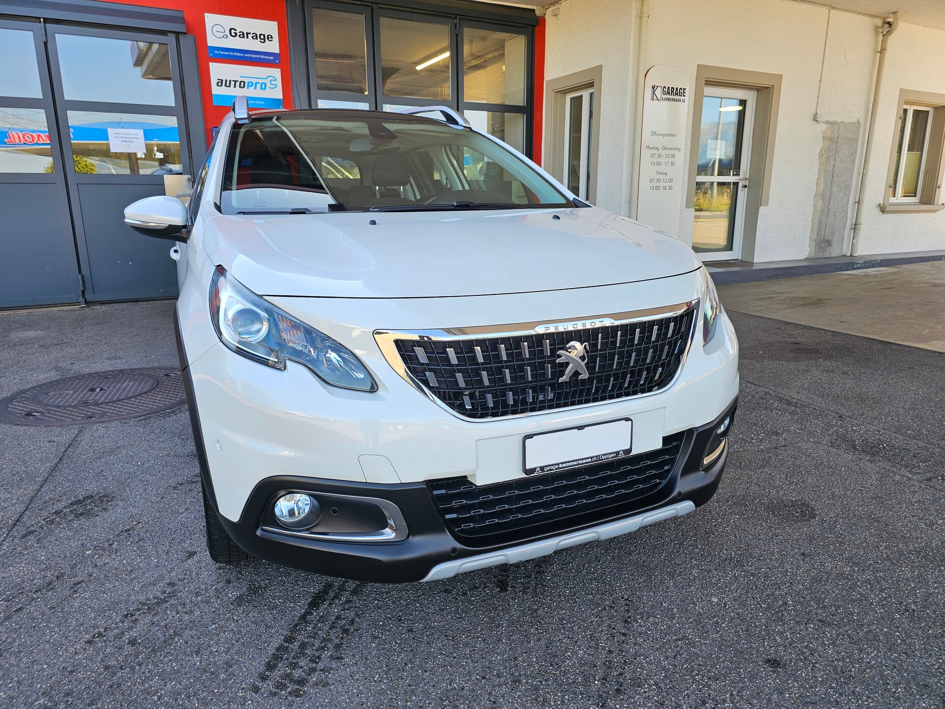 PEUGEOT 2008 1.2 PureTech Allure EAT6-image-6