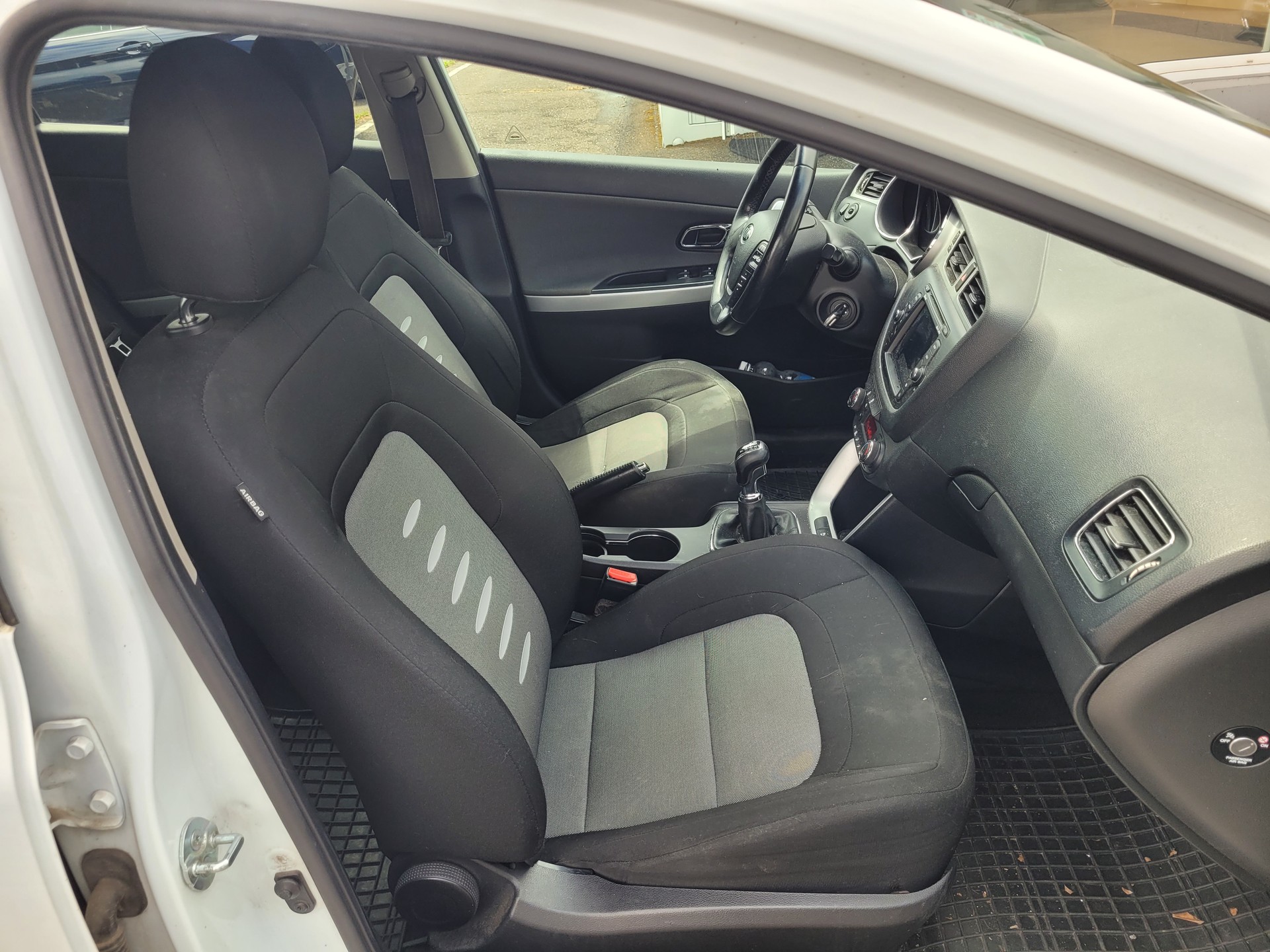 KIA Cee'd 1.6 CRDi Trend-image-9