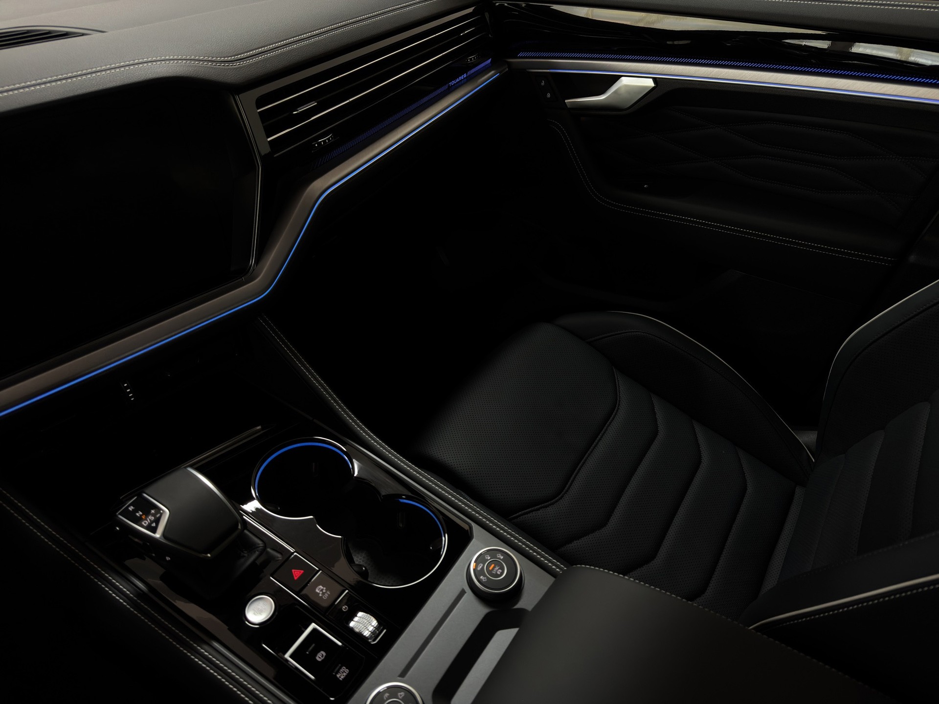 VW Touareg 3.0 TDI R-Line "Lederpaket-Puglia-AHK-Pano-Luftfederung"-image-18