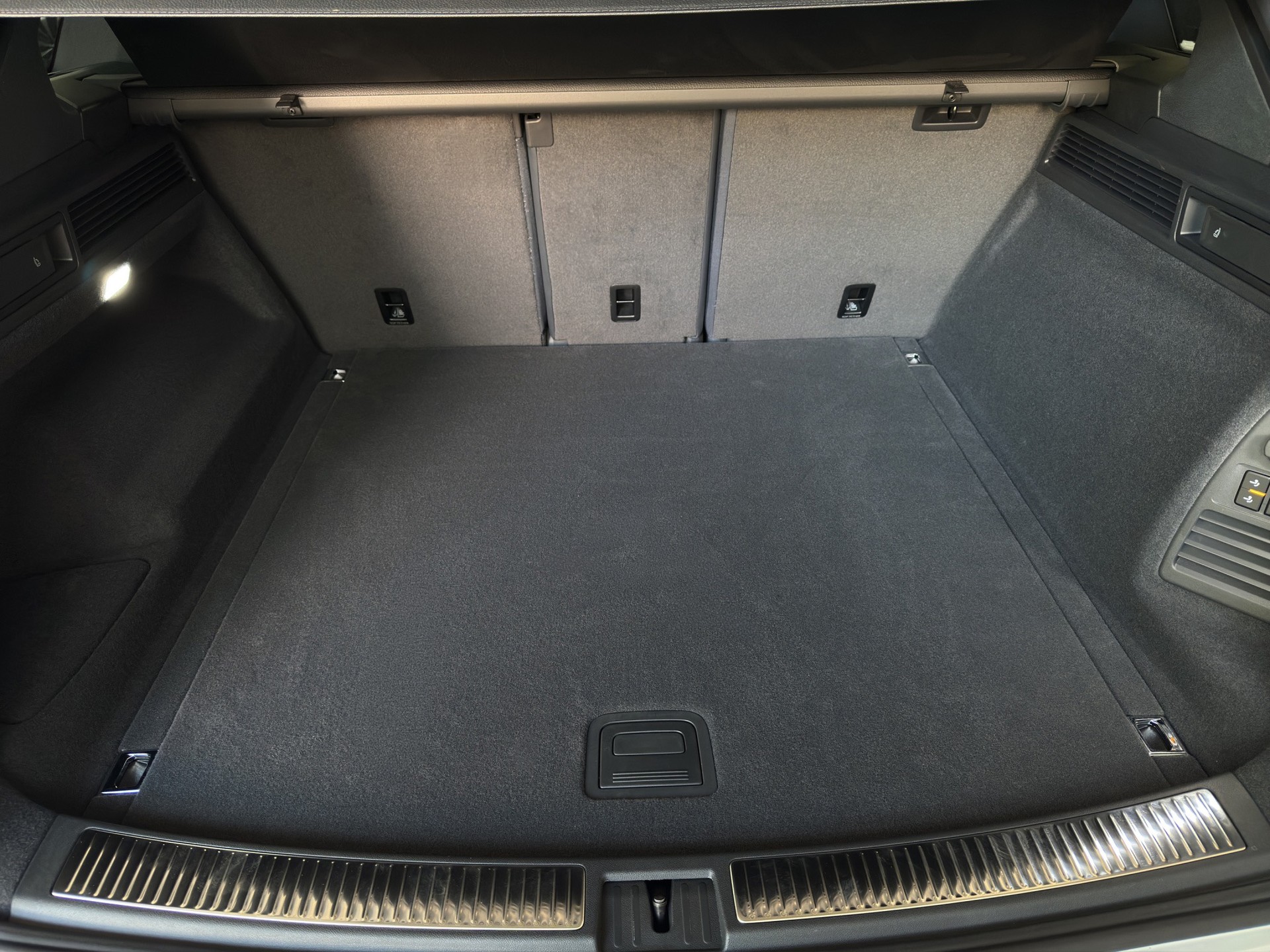 VW Touareg 3.0 TDI R-Line "Lederpaket-Puglia-AHK-Pano-Luftfederung"-image-30