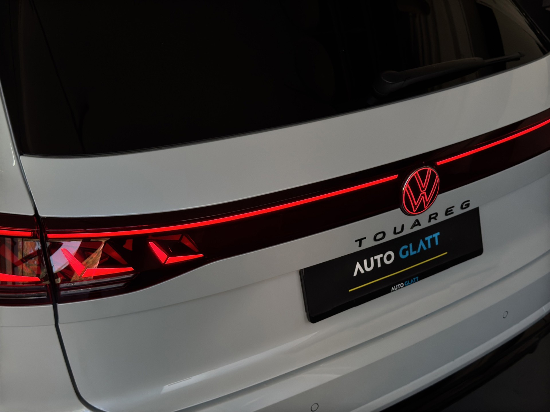 VW Touareg 3.0 TDI R-Line "Lederpaket-Puglia-AHK-Pano-Luftfederung"-image-6