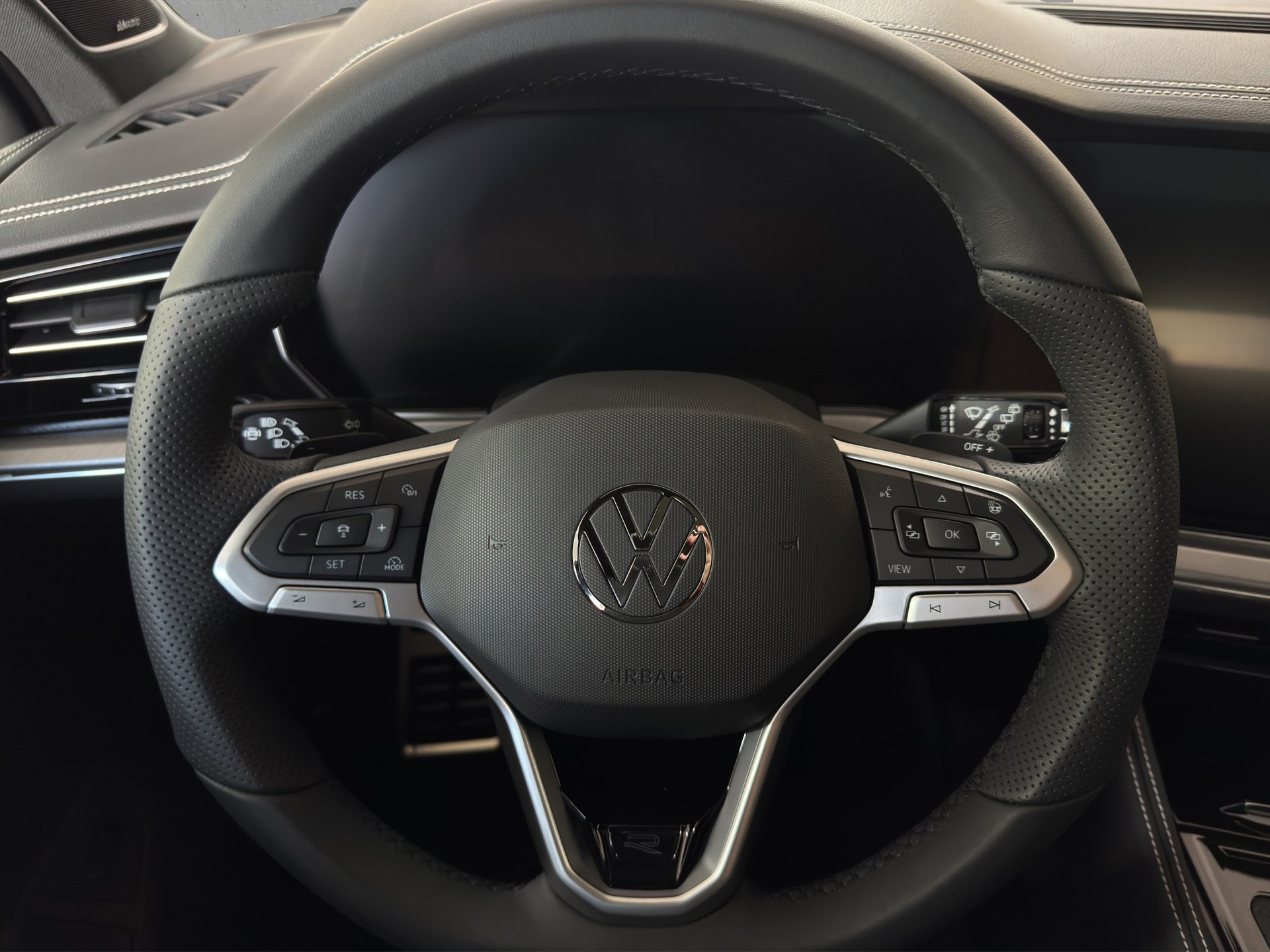 VW Touareg 3.0 TDI R-Line "Lederpaket-Puglia-AHK-Pano-Luftfederung"-image-16