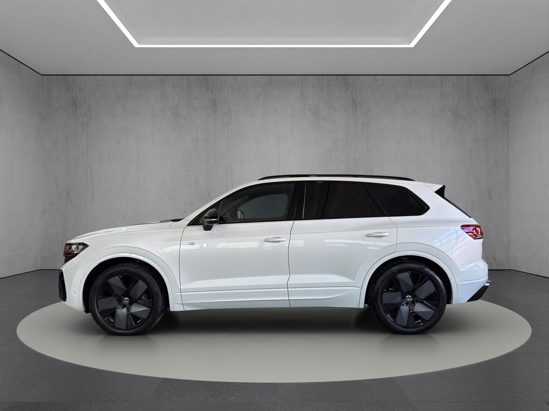 VW Touareg 3.0 TDI R-Line "Lederpaket-Puglia-AHK-Pano-Luftfederung"-showroom-element-2