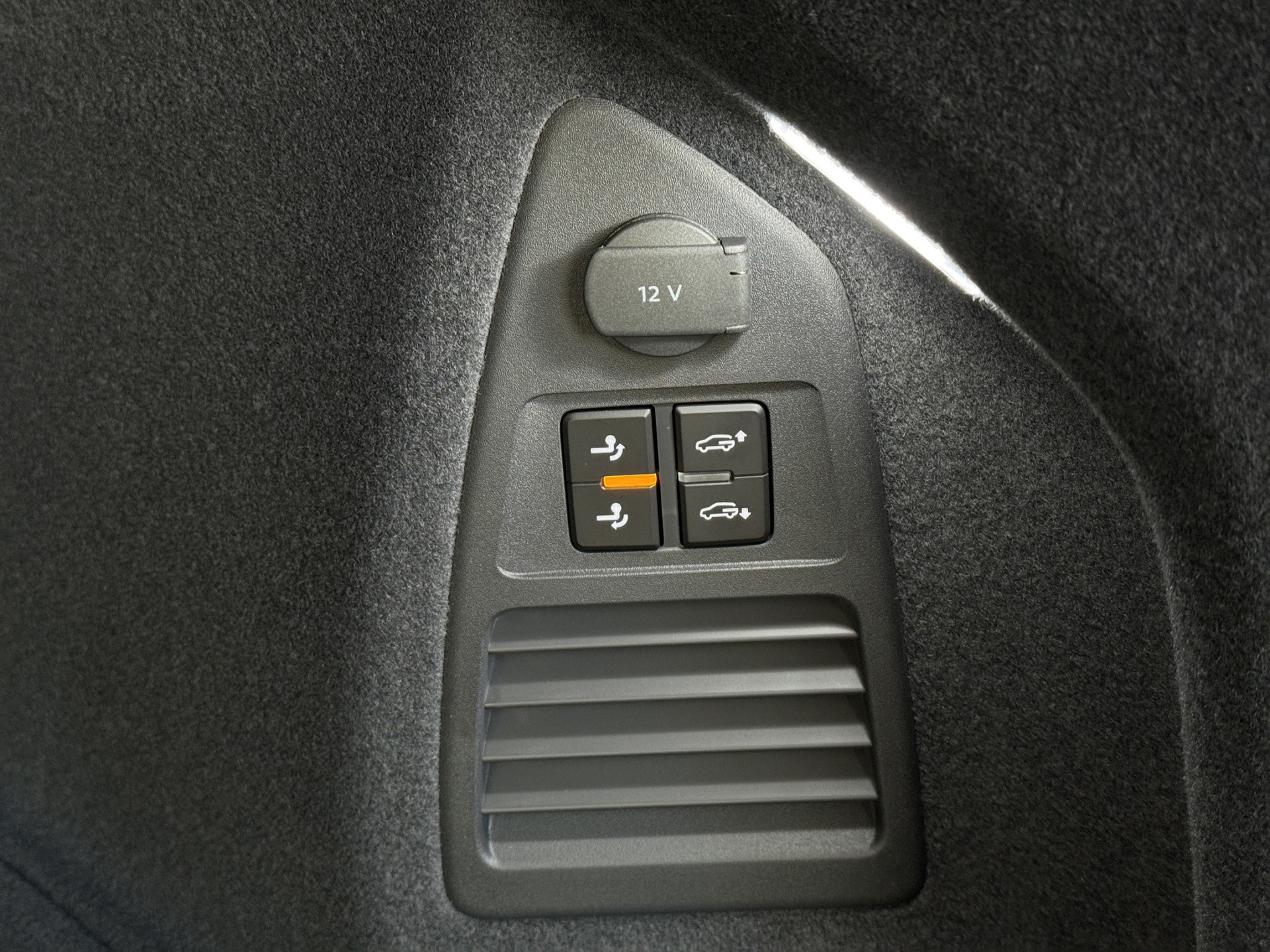 VW Touareg 3.0 TDI R-Line "Lederpaket-Puglia-AHK-Pano-Luftfederung"-image-29