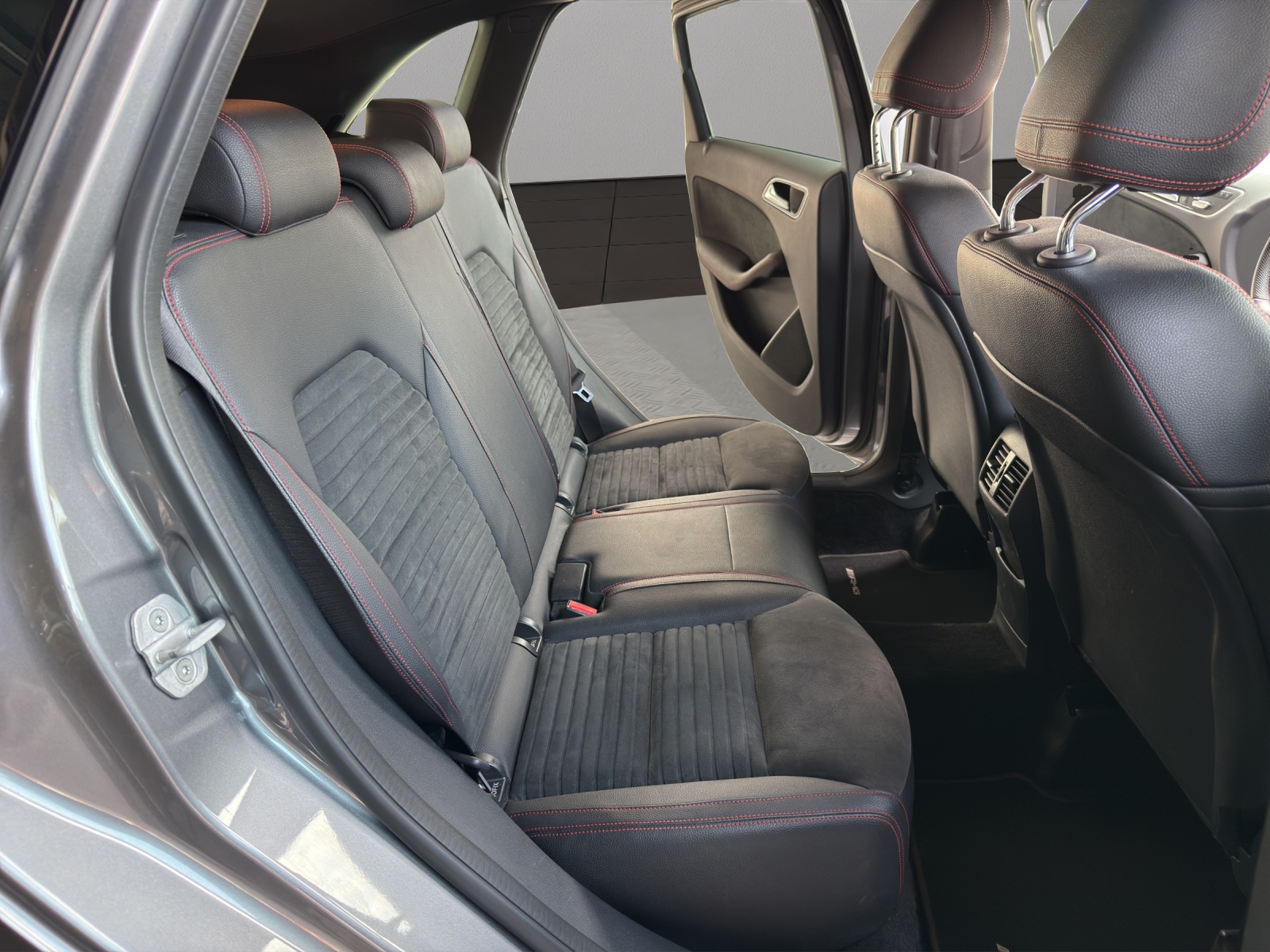 MERCEDES-BENZ B 220 AMG Line 4Matic 7G-DCT-image-17