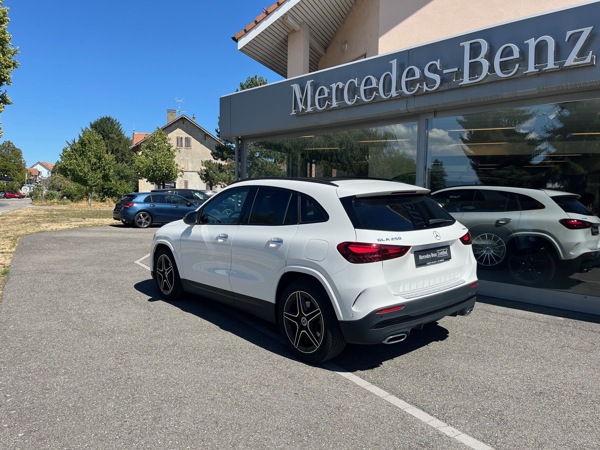 MERCEDES-BENZ GLA 250 4Matic AMG Line 8G-DCT-showroom-element-2