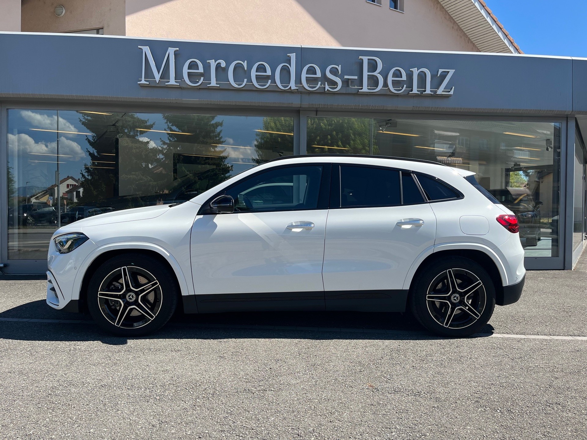 MERCEDES-BENZ GLA 250 4Matic AMG Line 8G-DCT-showroom-element-1
