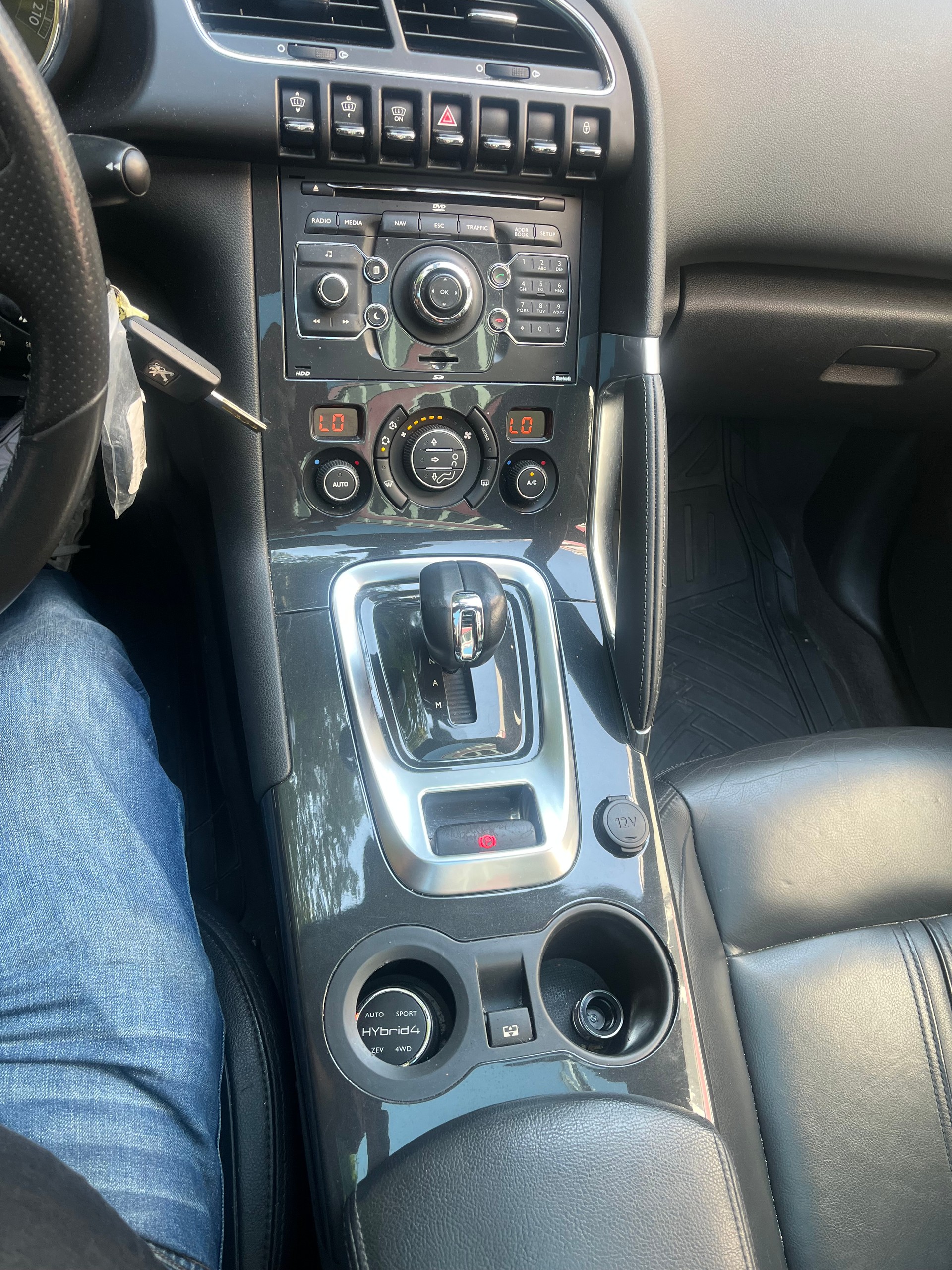 PEUGEOT 3008 HYbrid4 2.0 HDI EGS6-image-8