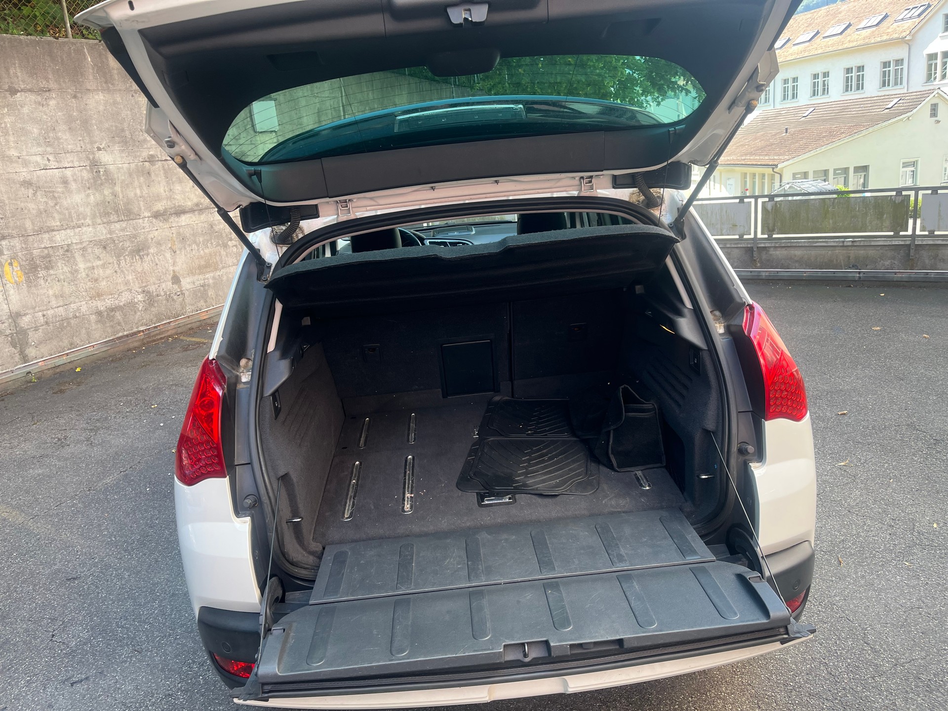 PEUGEOT 3008 HYbrid4 2.0 HDI EGS6-image-5