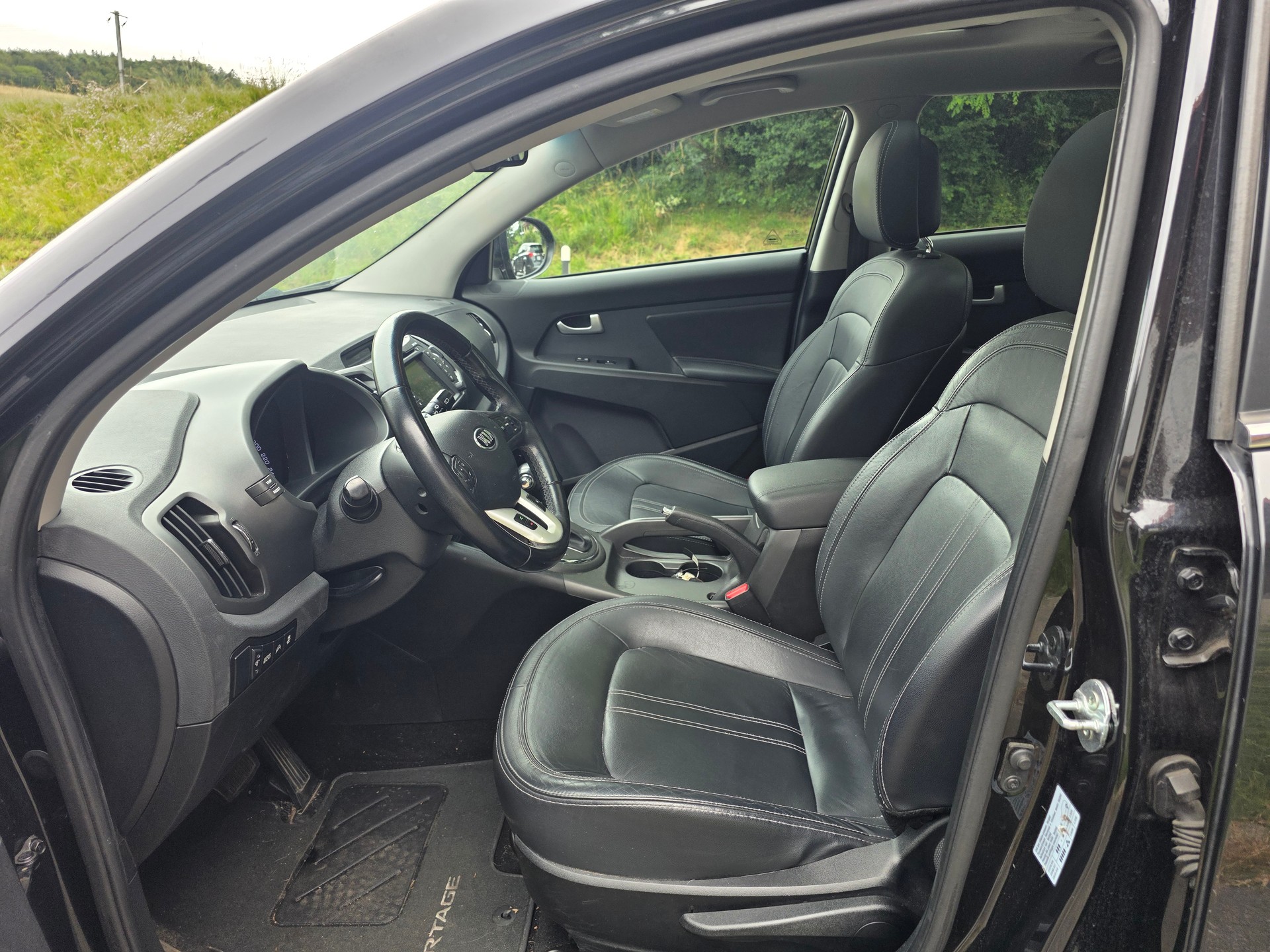 KIA Sportage 2.0 CRDi Style 4WD Automatic-image-8