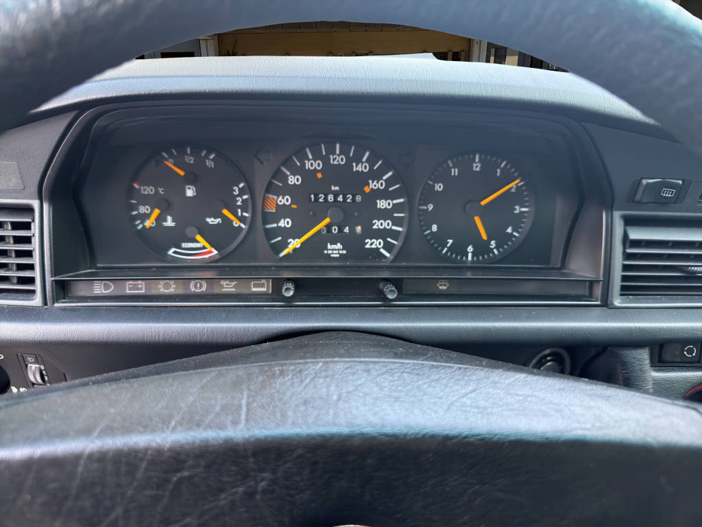 MERCEDES-BENZ E 190 (201)-image-11