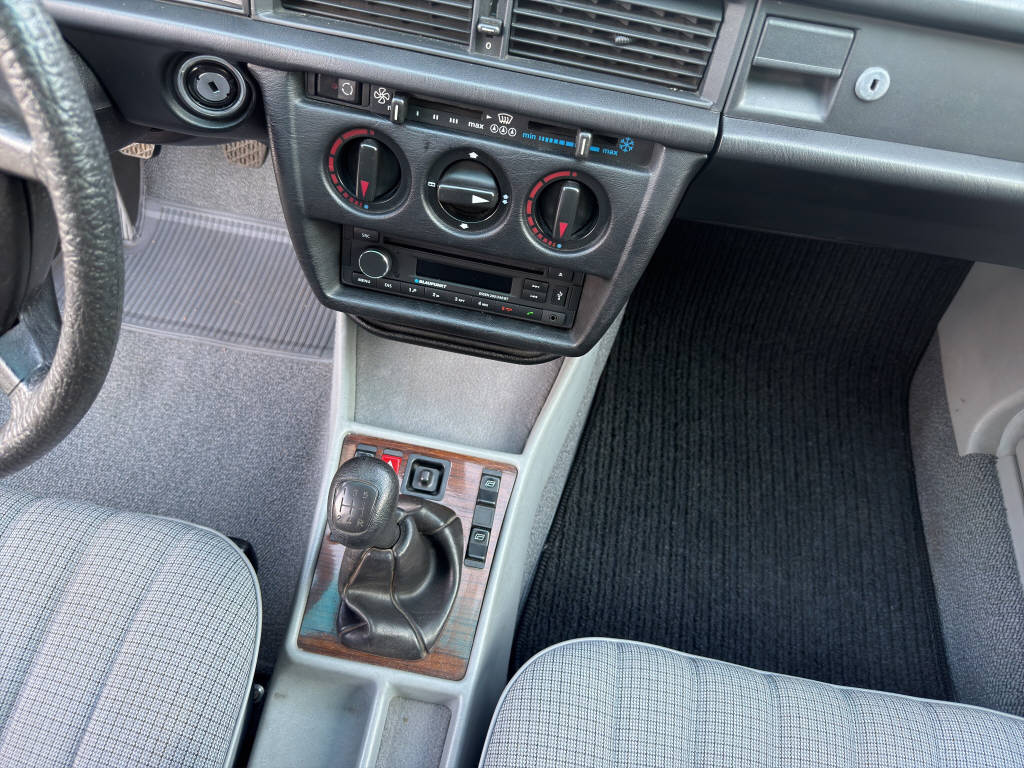 MERCEDES-BENZ E 190 (201)-image-15