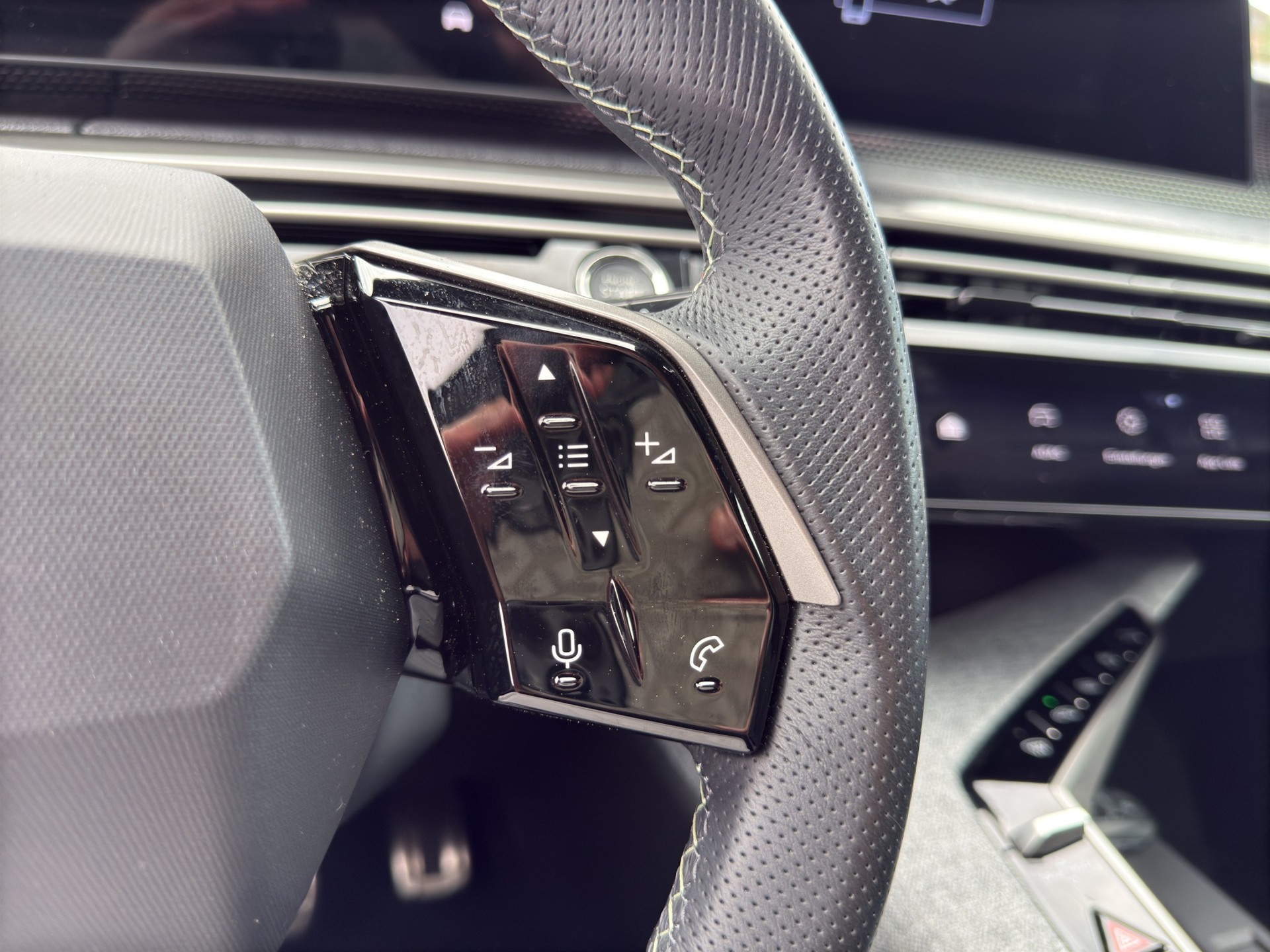 PEUGEOT 5008 1.2 Hybrid e-DCS6 GT 7 Plätzer-image-35