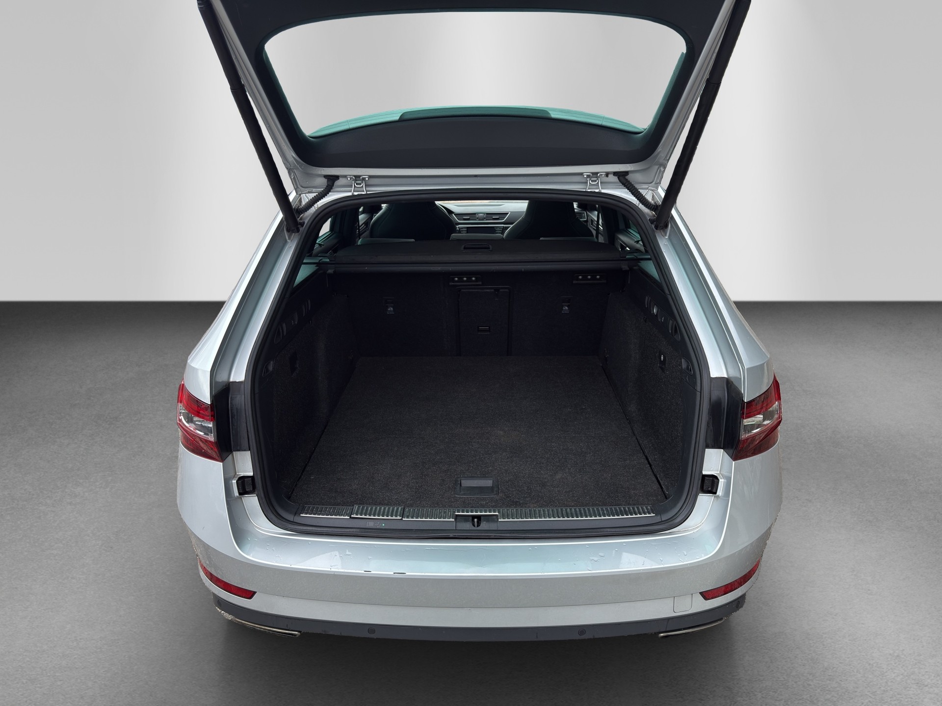 SKODA Superb Combi 2.0 TSI Sport Line DSG 4x4-image-19