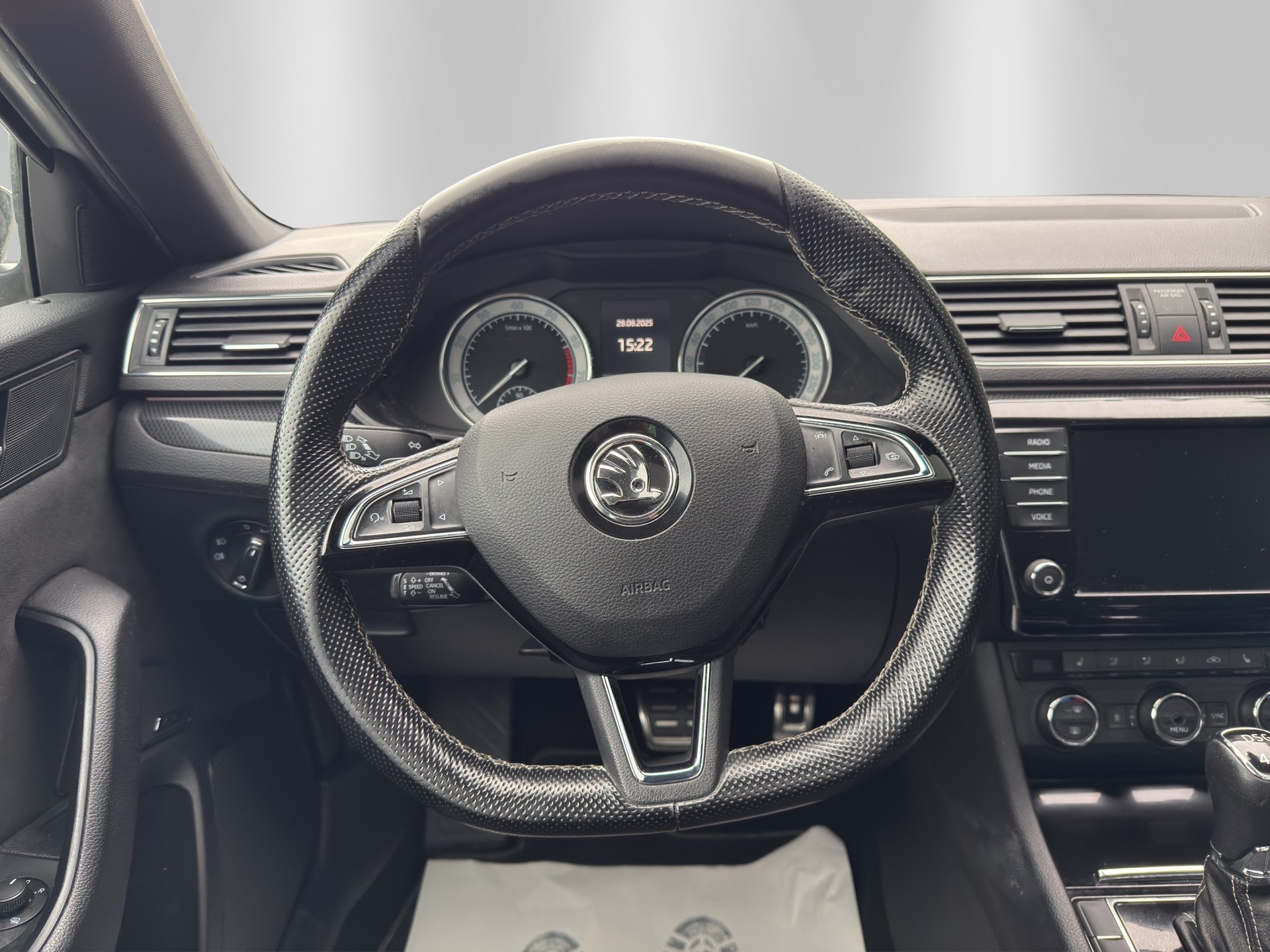 SKODA Superb Combi 2.0 TSI Sport Line DSG 4x4-image-10