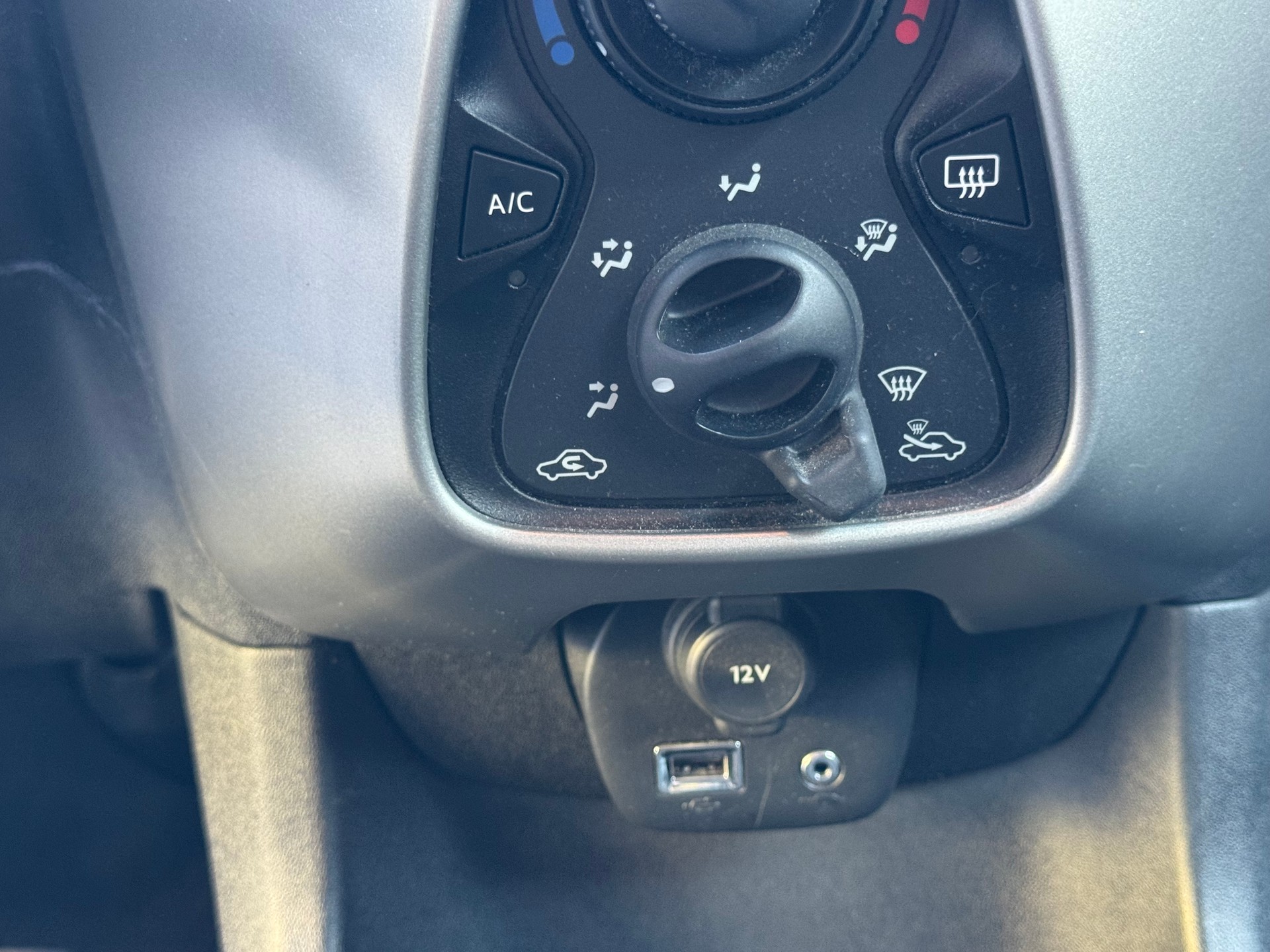 PEUGEOT 108 1.0 VTi Active Top-image-23