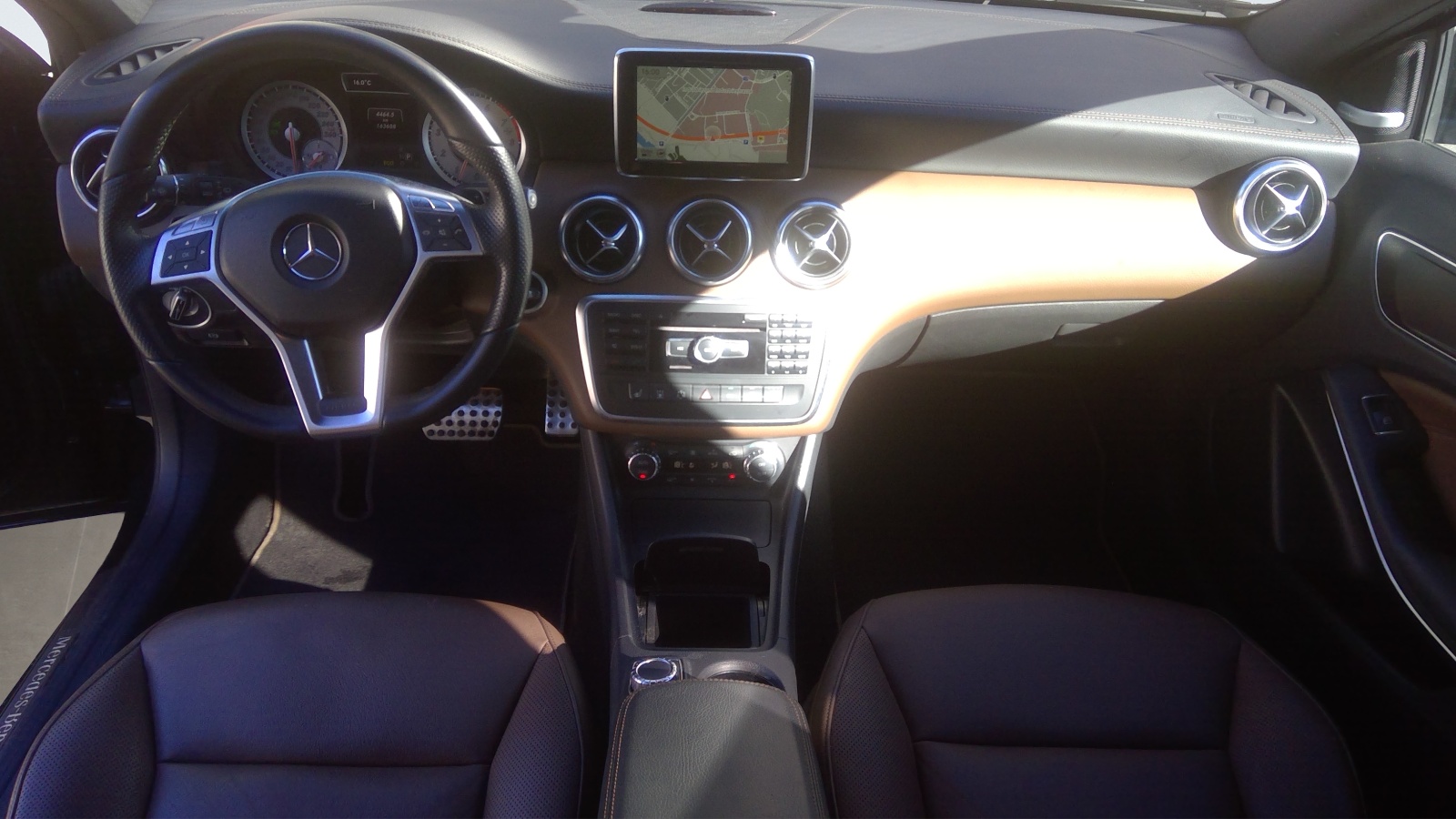 MERCEDES-BENZ A 250 AMG Line 4Matic 7G-DCT-showroom-element-3