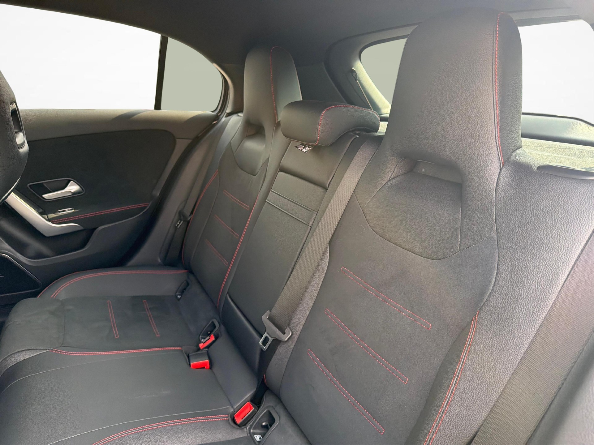 MERCEDES-BENZ A 250 e AMG Line-image-18