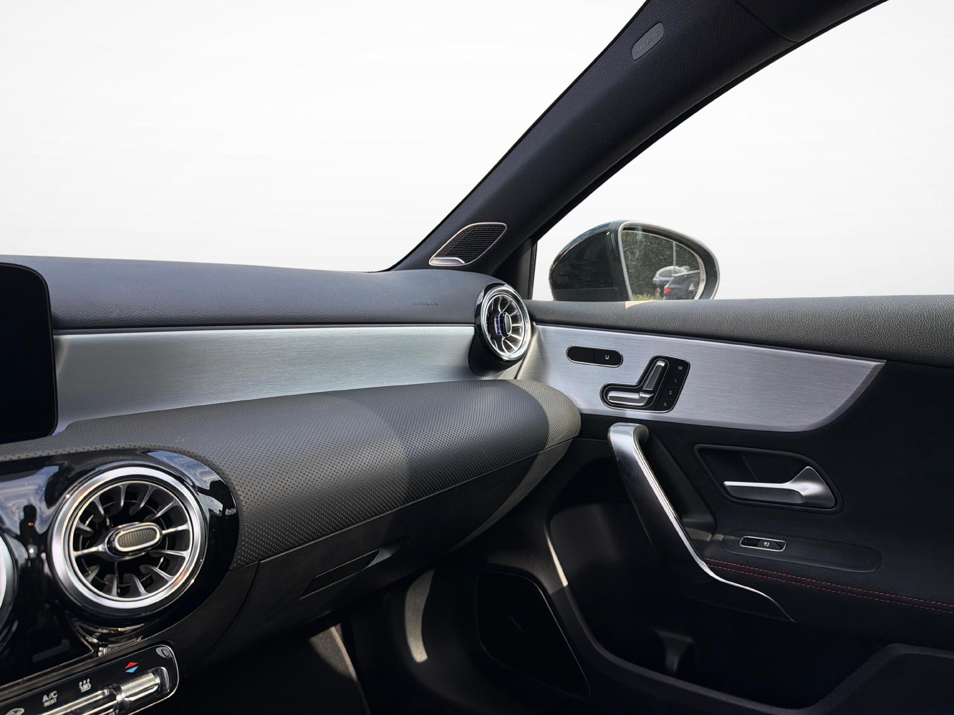 MERCEDES-BENZ A 250 e AMG Line-image-16