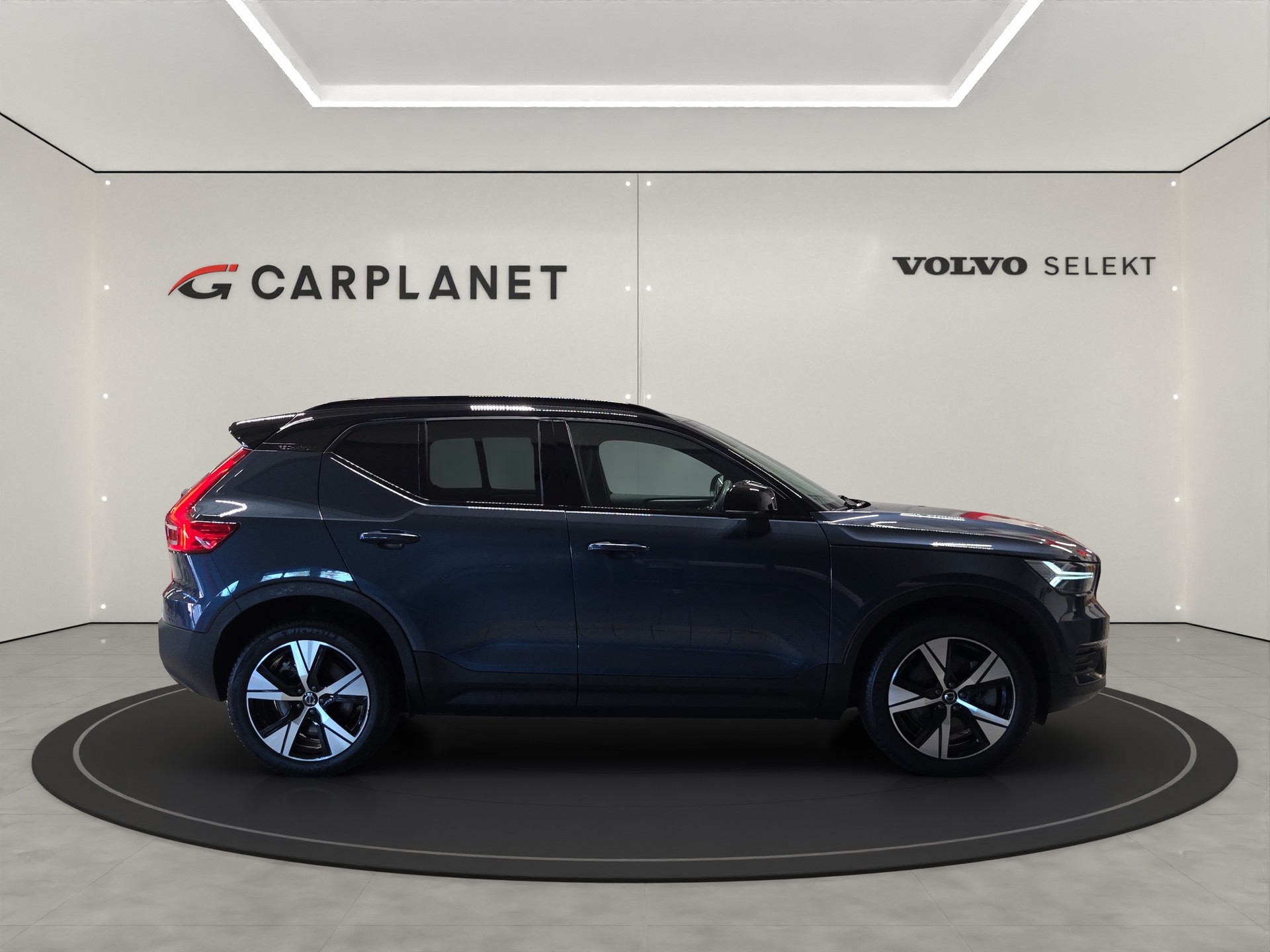 VOLVO XC40 P6 Plus-showroom-element-2