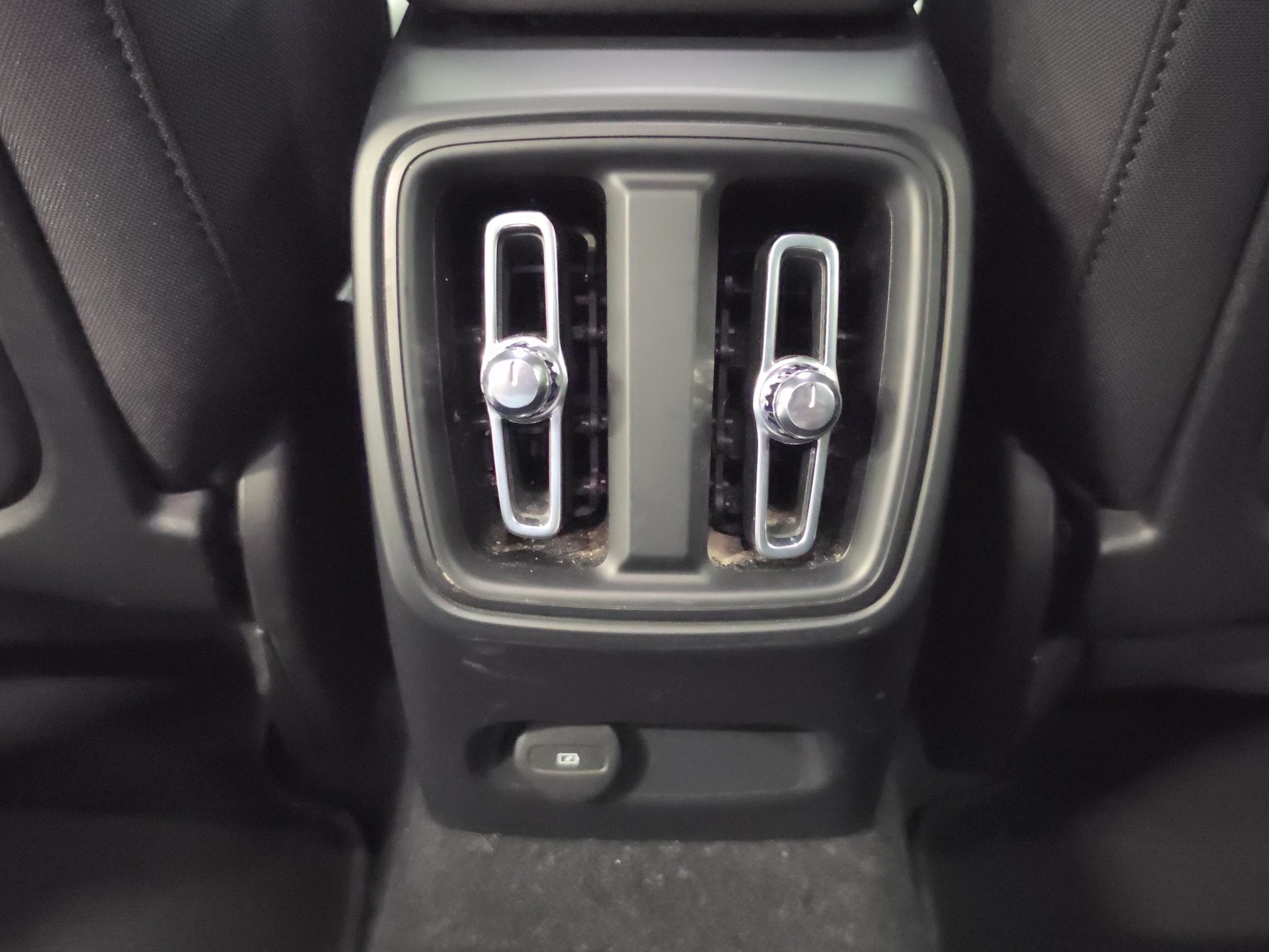 VOLVO XC40 P6 Plus-image-15