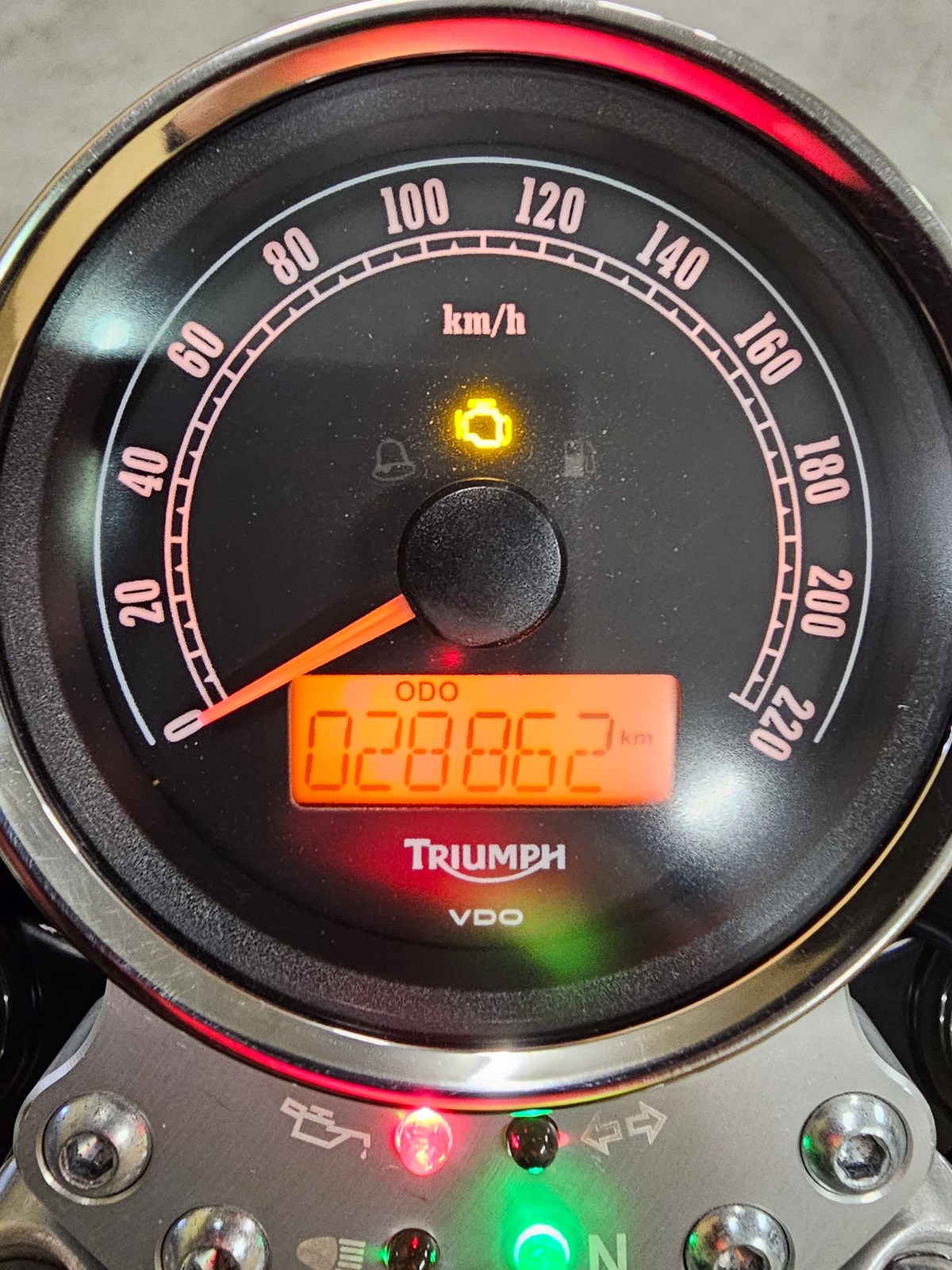 TRIUMPH Bonneville 900 i T 100-image-2