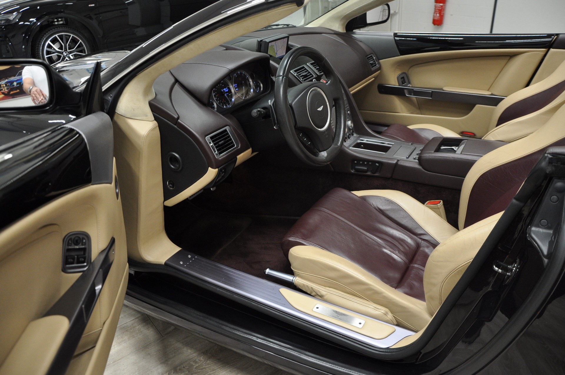 ASTON MARTIN DB9 Volante Touchtronic 2-image-11