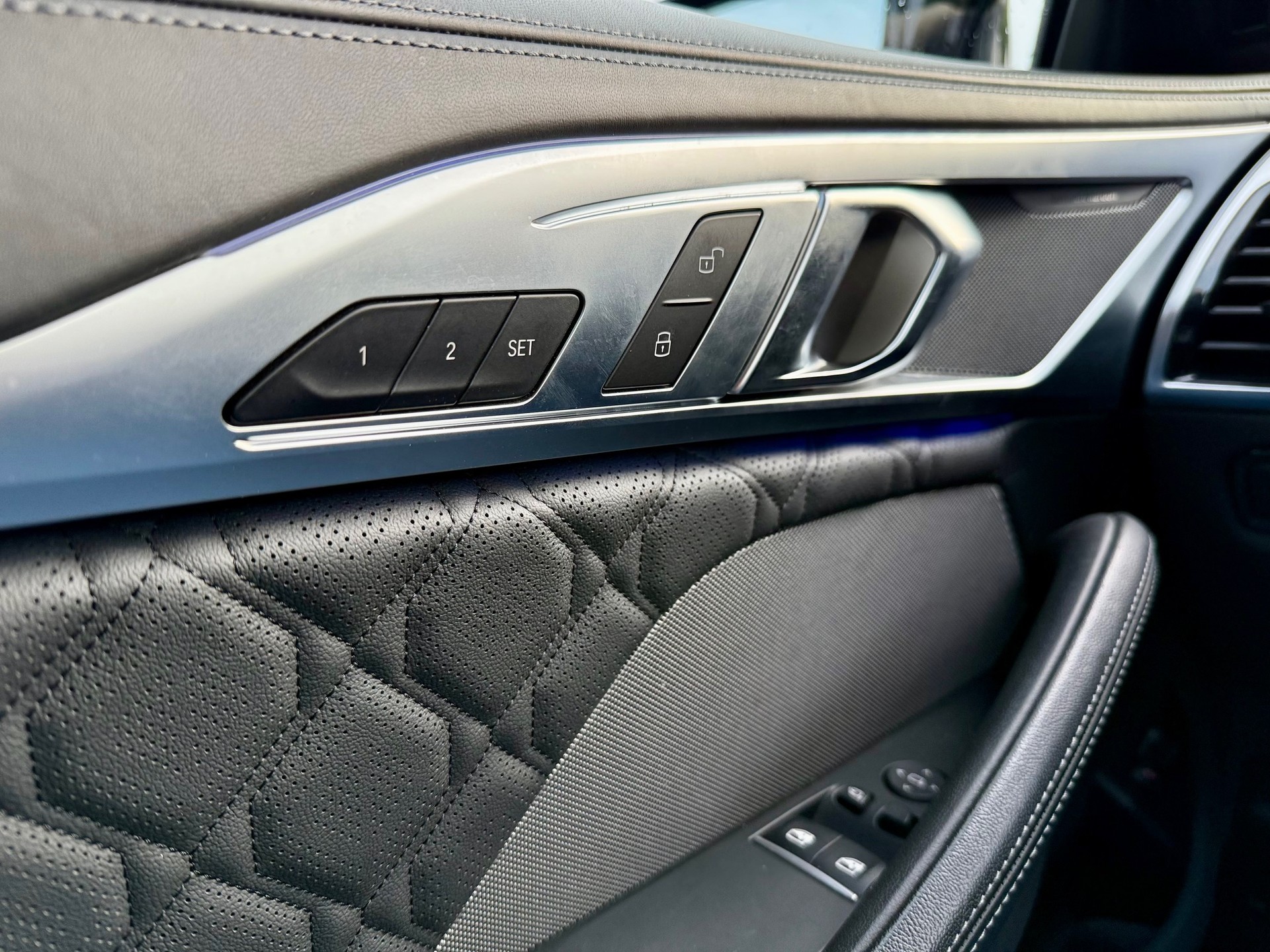 BMW M8 xDrive Steptronic M Competition-image-9