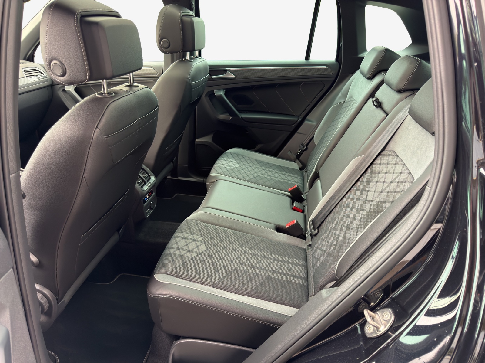 VW Tiguan 2.0TSI R-Line 4Motion DSG-image-11
