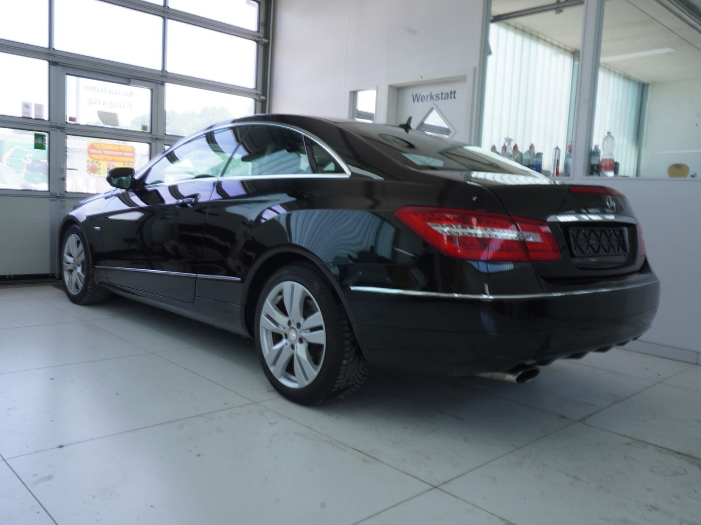 MERCEDES-BENZ E 250 CGI BlueEfficiency Automatic-showroom-element-1