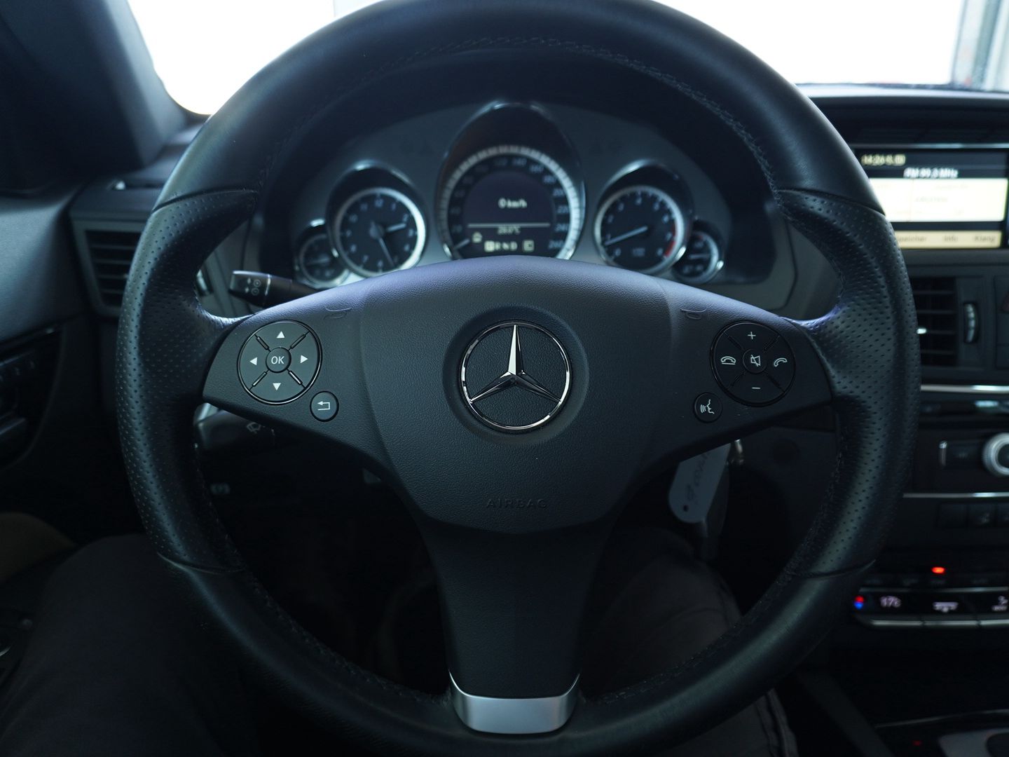 MERCEDES-BENZ E 250 CGI BlueEfficiency Automatic-image-10