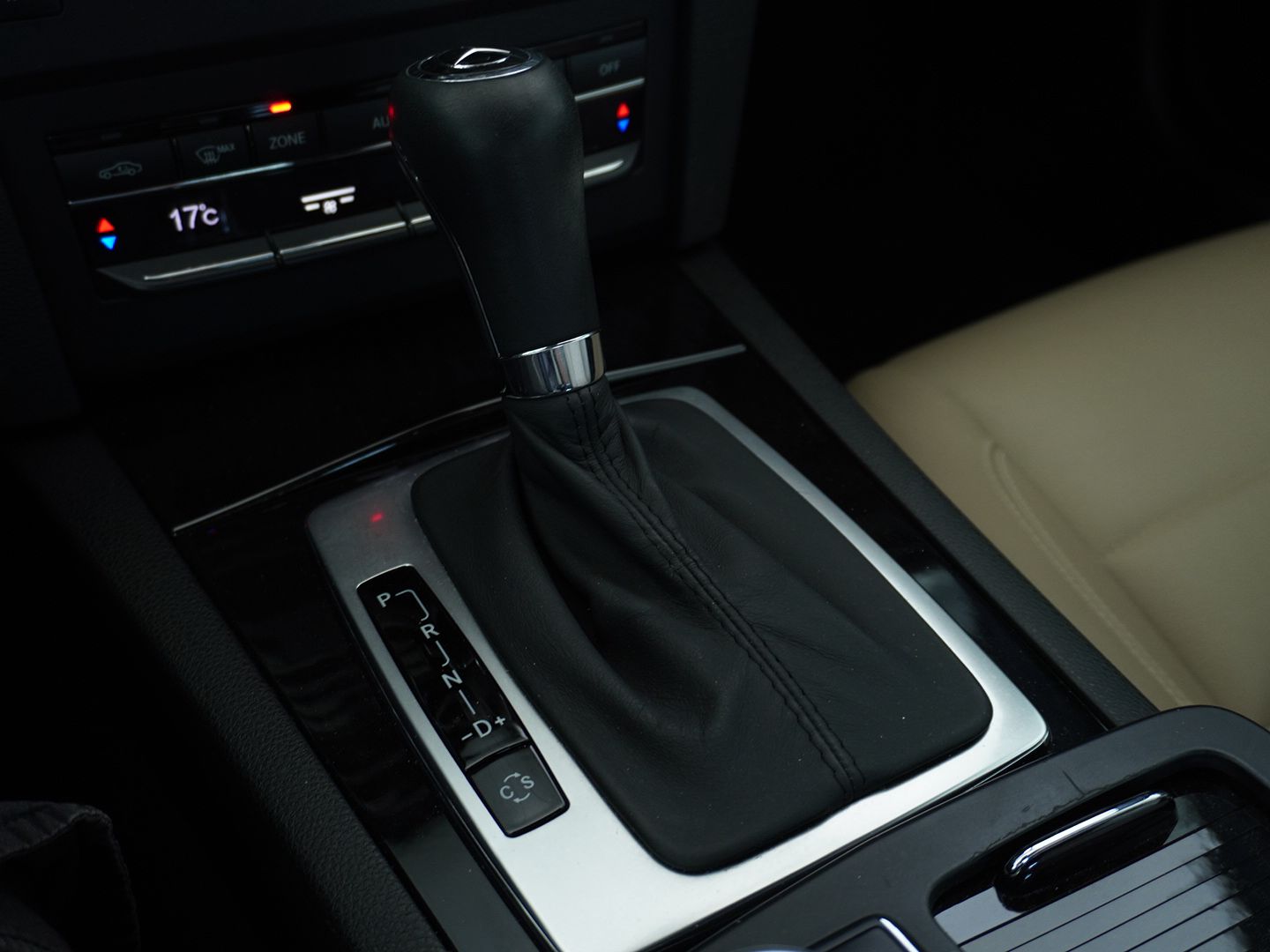 MERCEDES-BENZ E 250 CGI BlueEfficiency Automatic-image-9