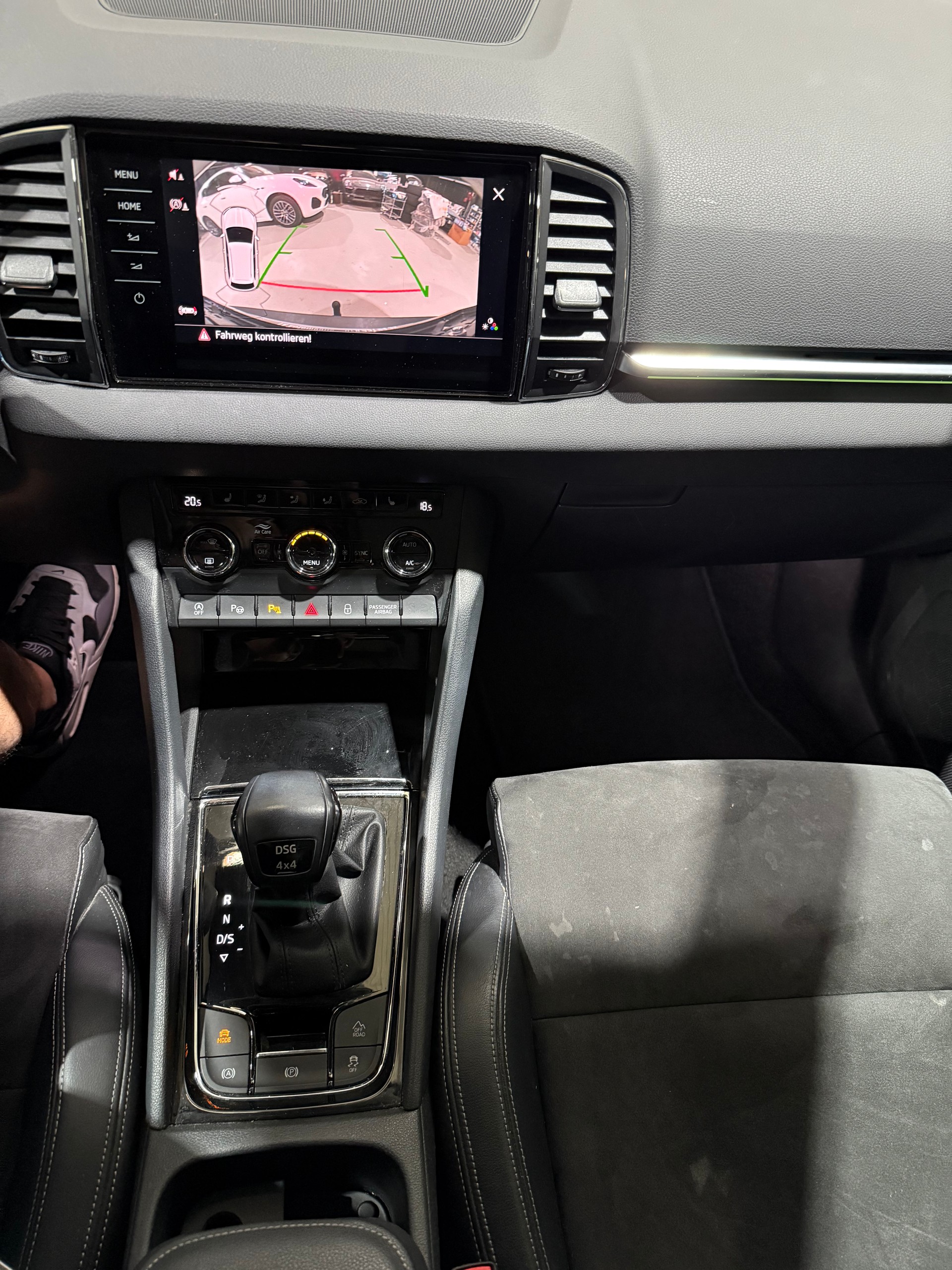 SKODA Karoq 2.0 TDI CR Style 4x4 DSG-image-12