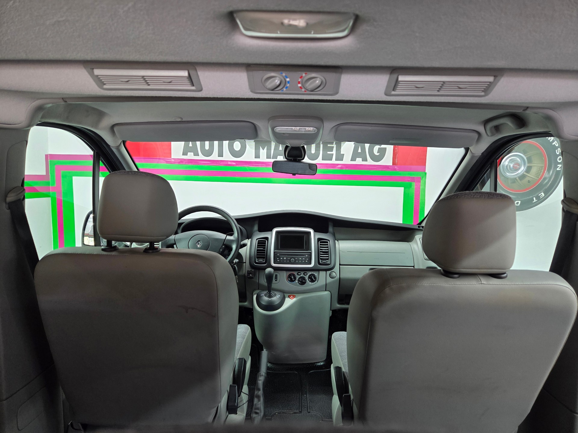 RENAULT Trafic 2.0 dCi Eco Passenger Authentique A-image-11