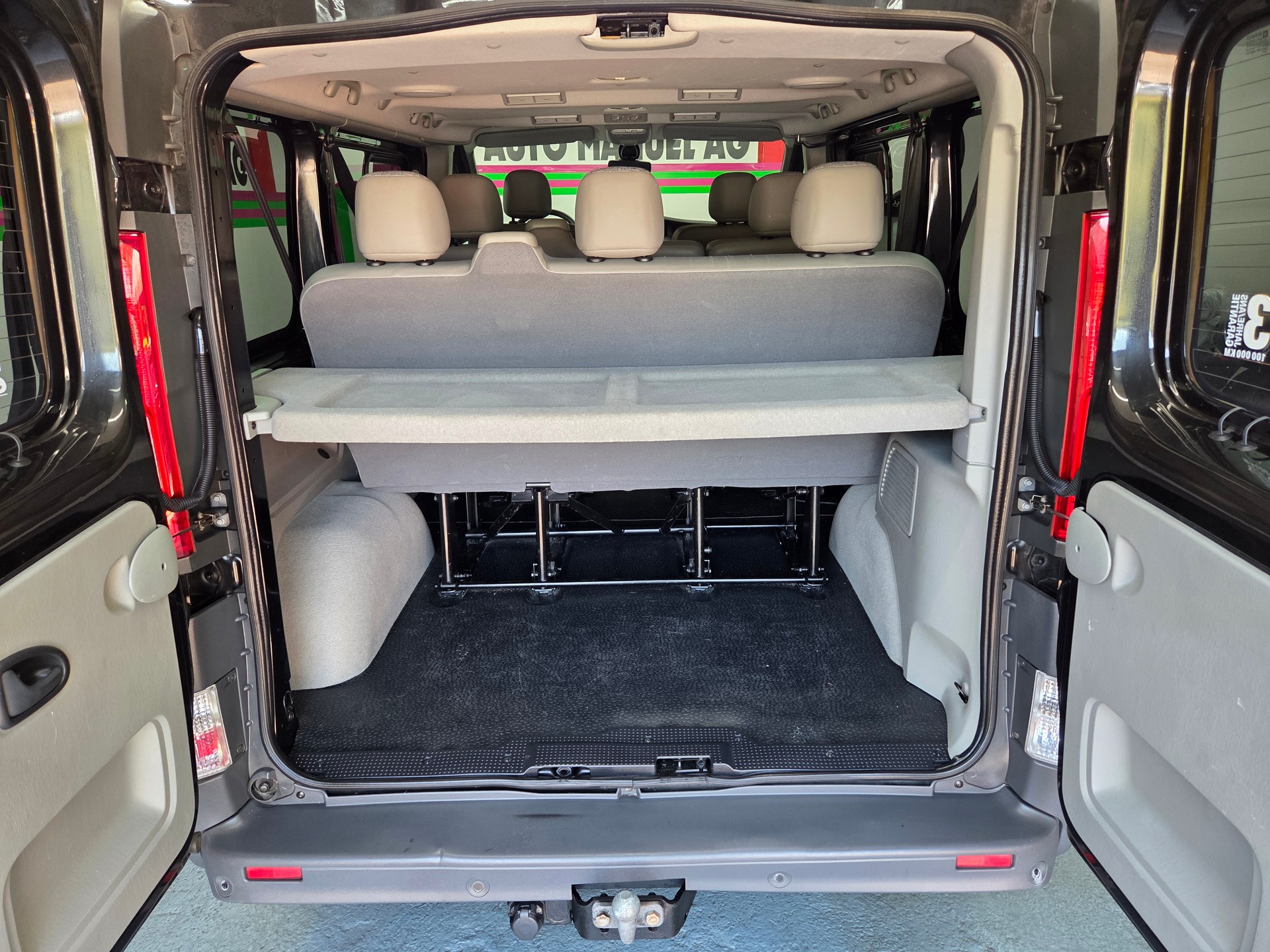RENAULT Trafic 2.0 dCi Eco Passenger Authentique A-image-15