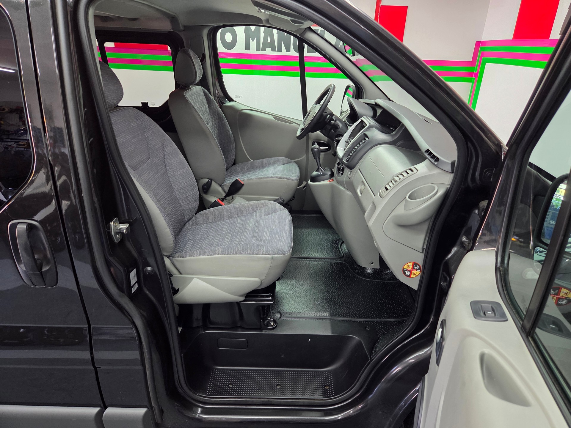 RENAULT Trafic 2.0 dCi Eco Passenger Authentique A-image-10